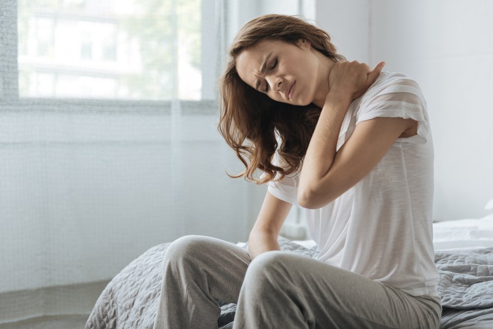 Mujer con dolor de cuello. Fuente: Shutterstock