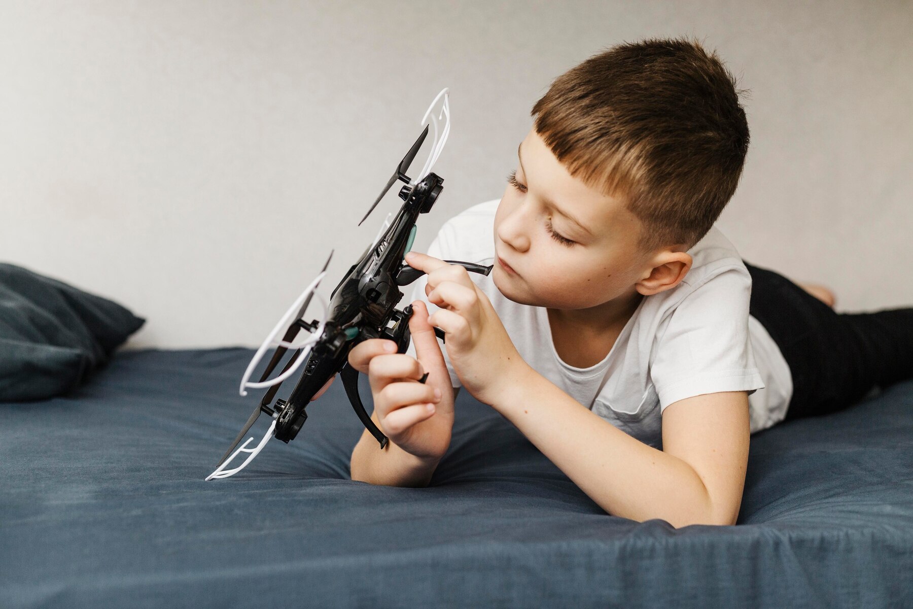 Un niño jugando con un dron | Fuente: Freepik