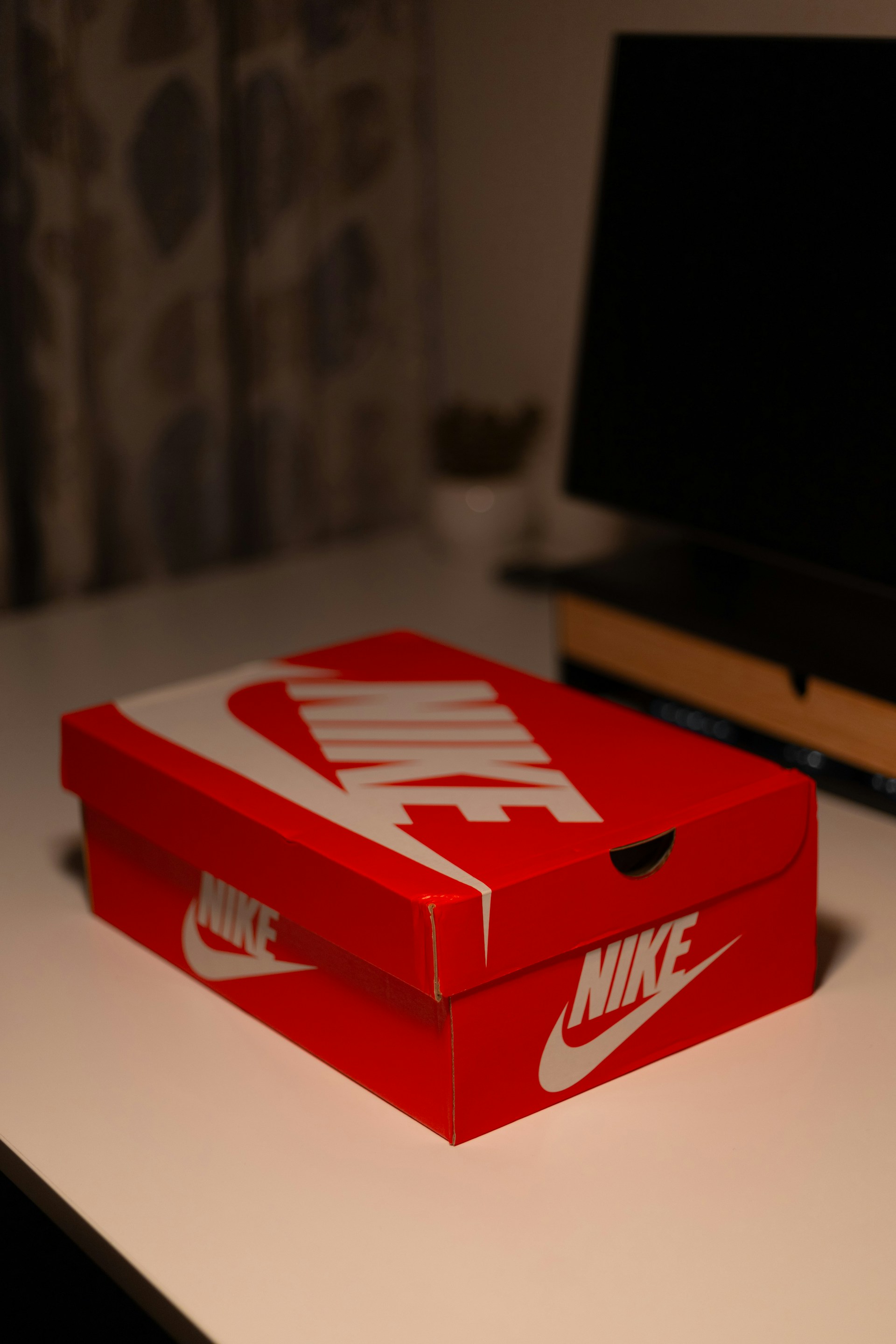 Una caja de zapatos sobre la mesa | Fuente: Unsplash