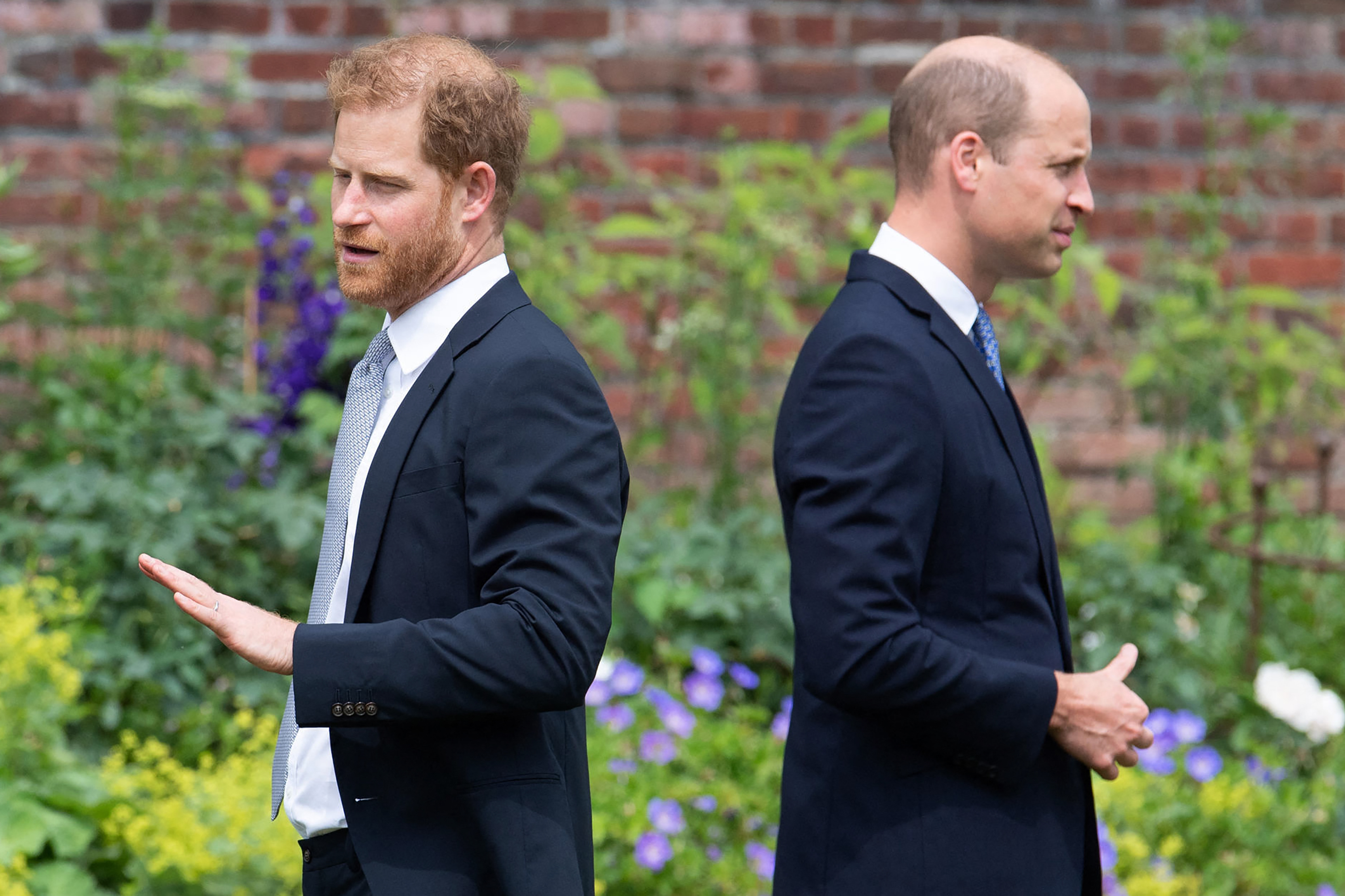 El Príncipe Harry y el Príncipe William asisten a la inauguración de una estatua de su madre, la Princesa Diana, el 1 de julio de 2021, en el Palacio de Kensington, Londres. | Fuente: Getty Images