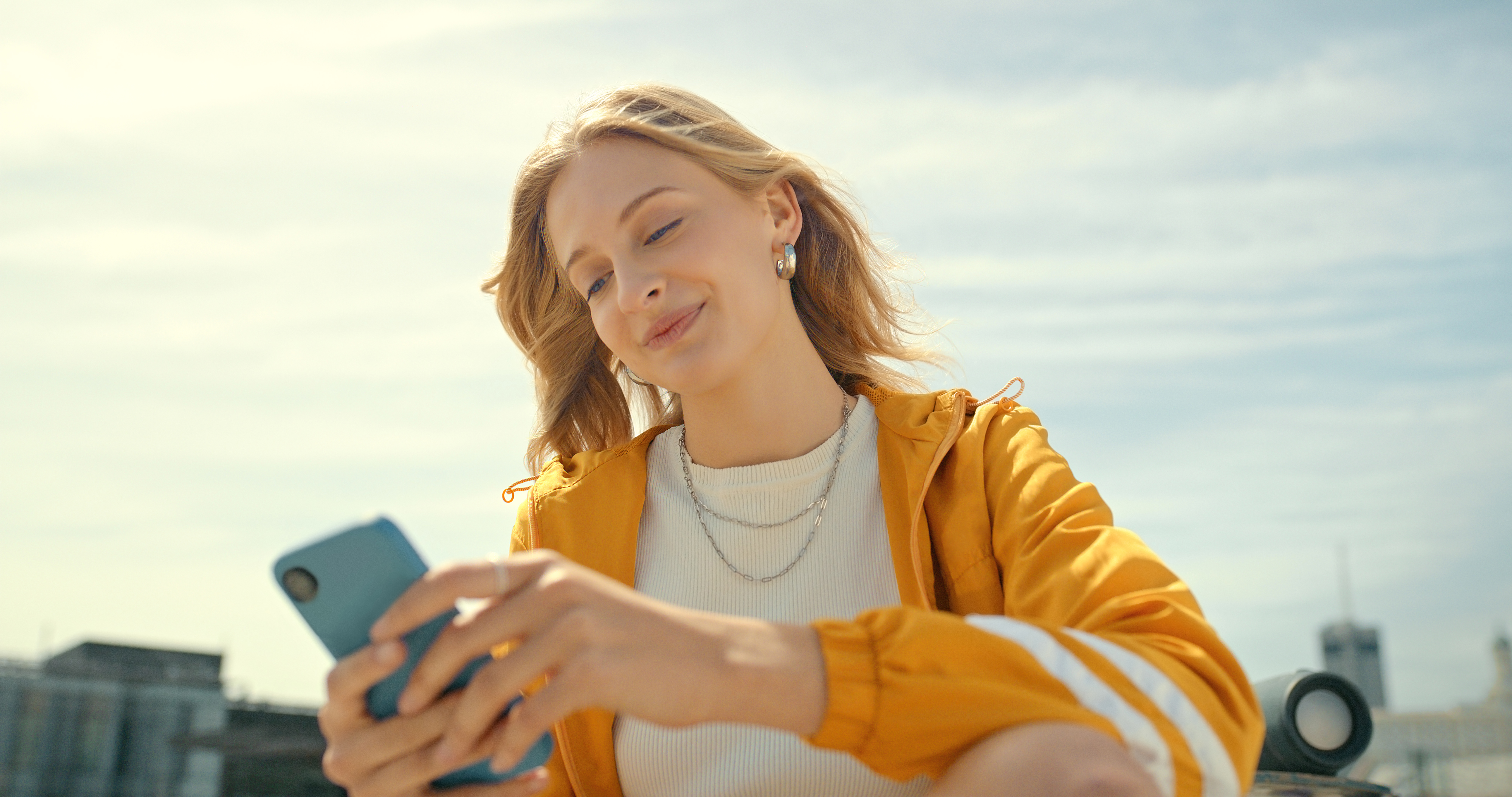 Teléfono, ciudad y mujer de moda en aplicación móvil, chateando o enviando mensajes de texto. | Foto: Getty Images