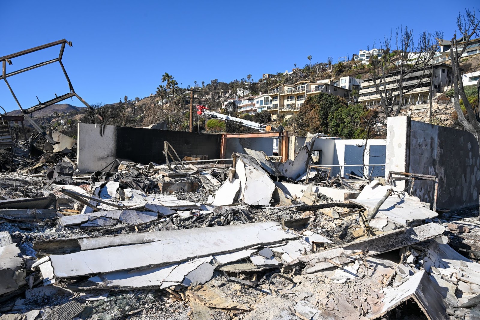 Vista devastadora de los daños causados por el incendio forestal de Palisades en Los Ángeles, California, el 12 de enero de 2025. | Fuente: Getty Images