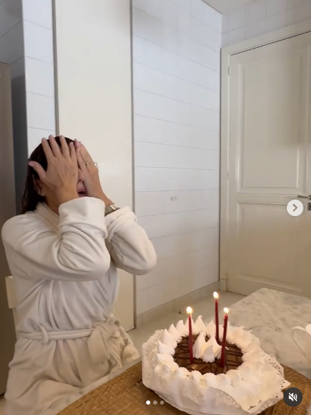 Andrea Frigerio celebrando su cumpleaños desde su cocina junto a su familia | Fuente: Instagram/ andreafrigeriook