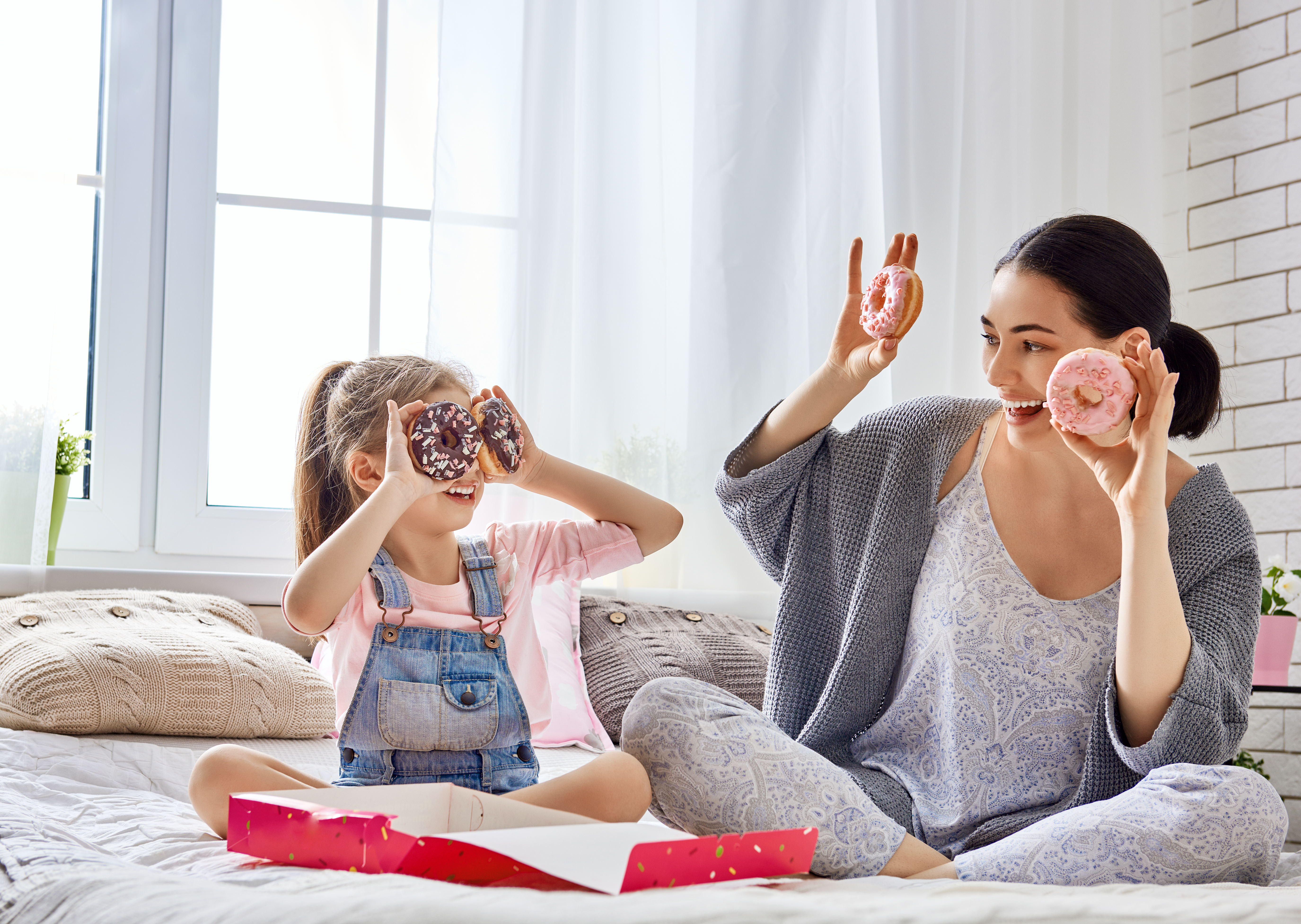 Una madre y su hija disfrutando de unas donas | Foto: Shutterstock