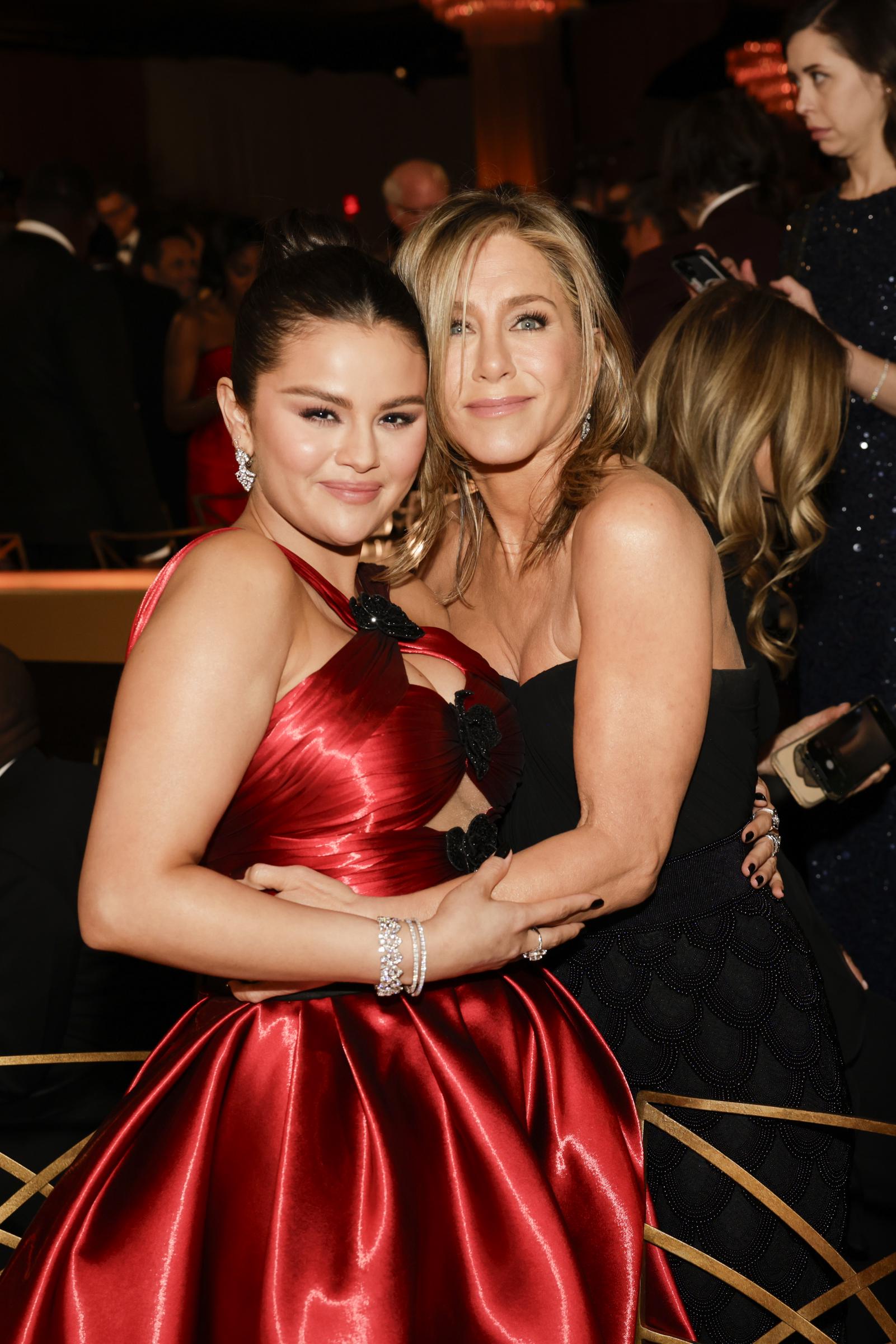 Selena Gomez y Jennifer Aniston en Beverly Hills, California, el 7 de enero de 2024 | Fuente: Getty Images