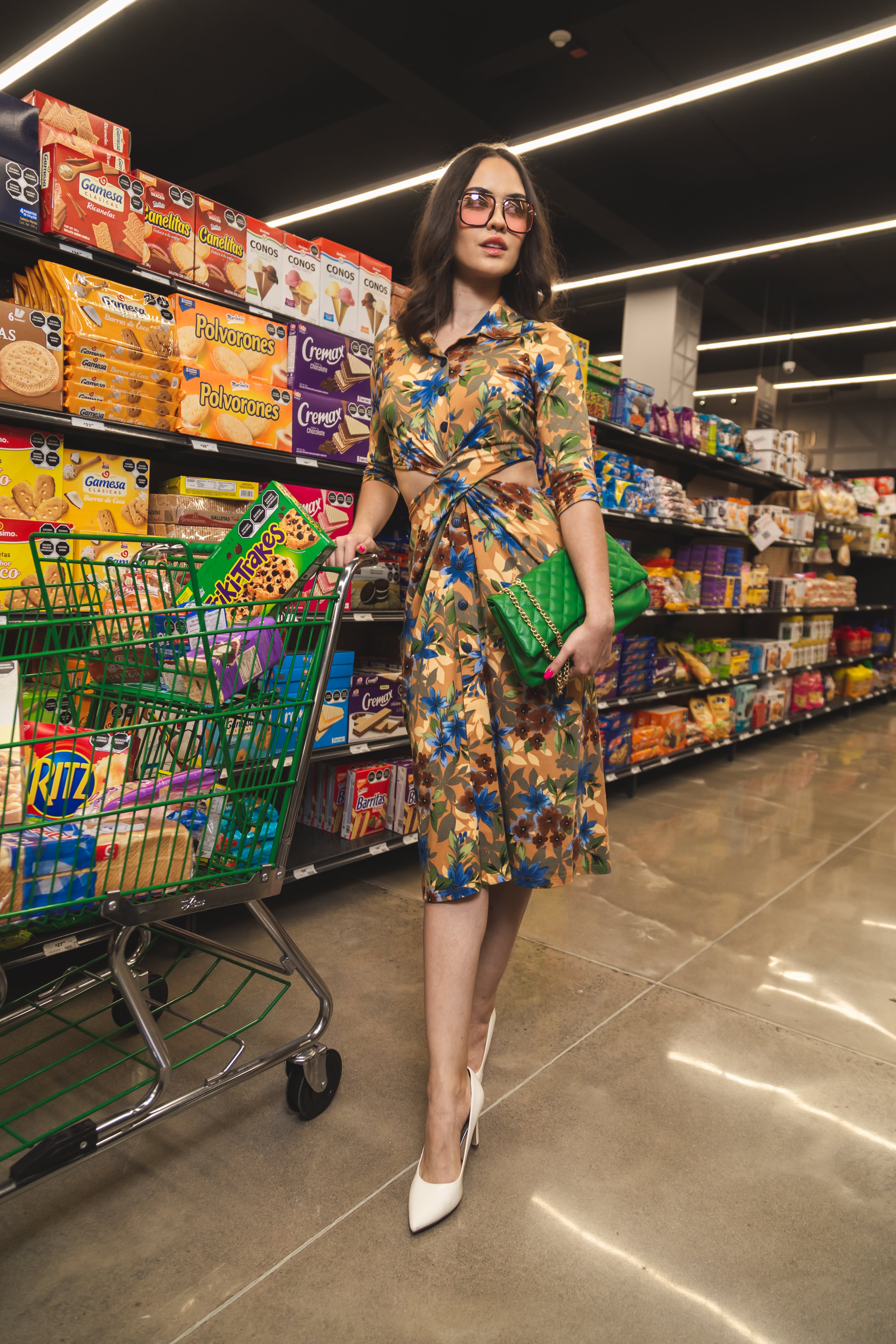 Una mujer sujetando un carrito de la compra. | Fuente: Pexels
