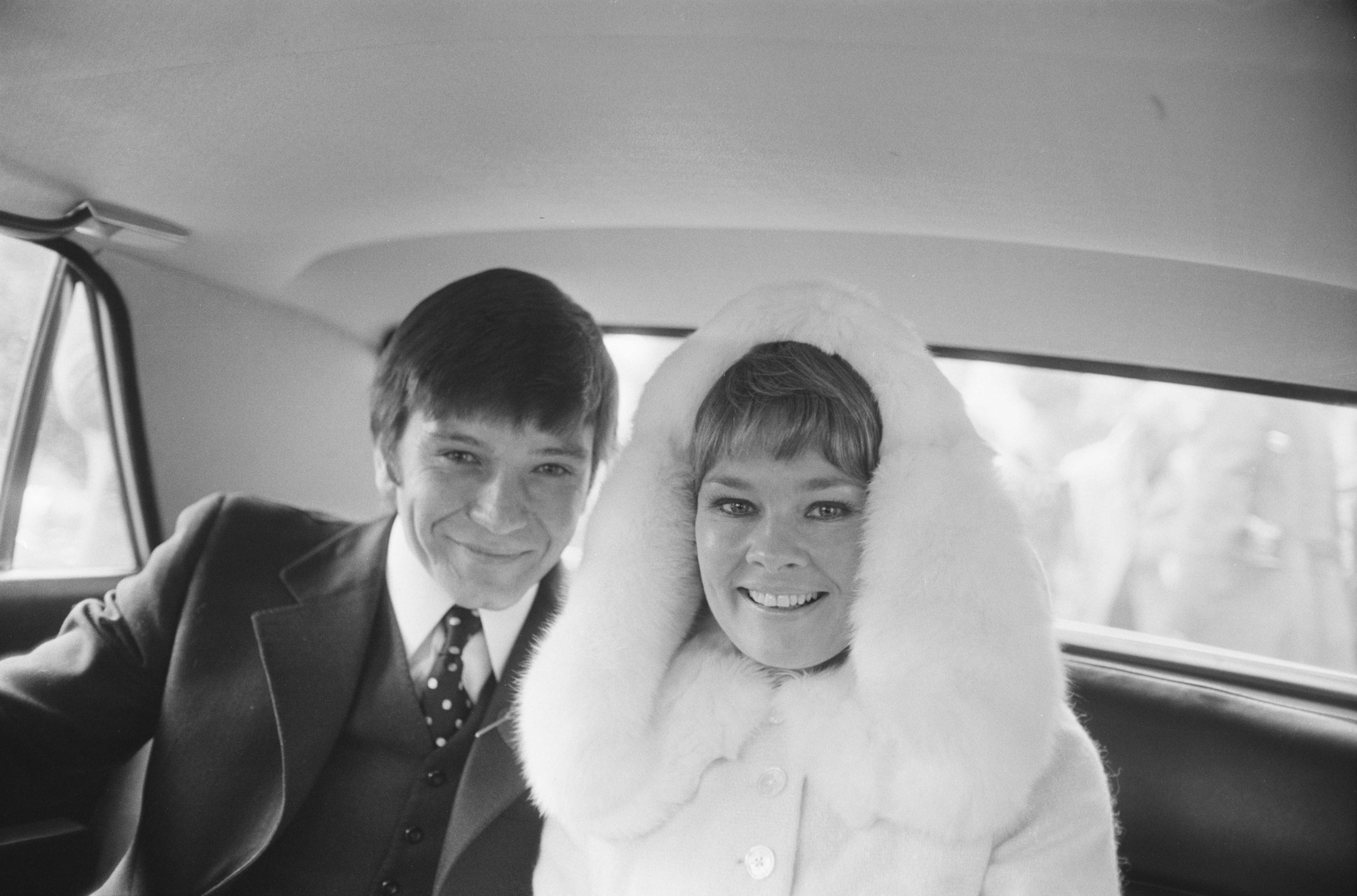 Michael Williams y Judi Dench tras darse el "Sí, quiero", en 1971 | Fuente: Getty Images