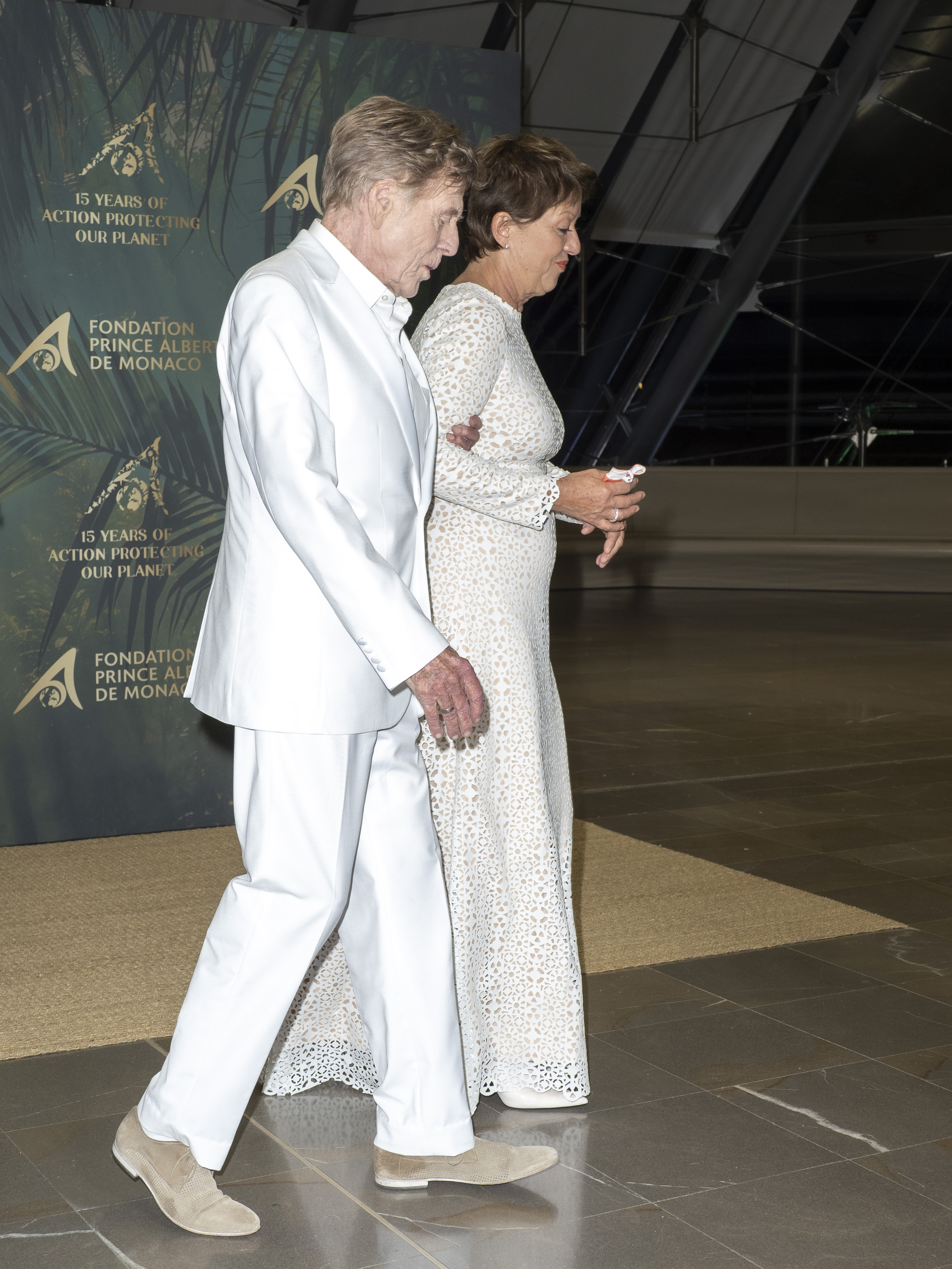 Sibylle Szaggars y Robert Redford asisten a la ceremonia de entrega de premios de la Fundación Príncipe Alberto II de Mónaco en el Foro Grimaldi el 29 de octubre de 2021 | Fuente: Getty Images