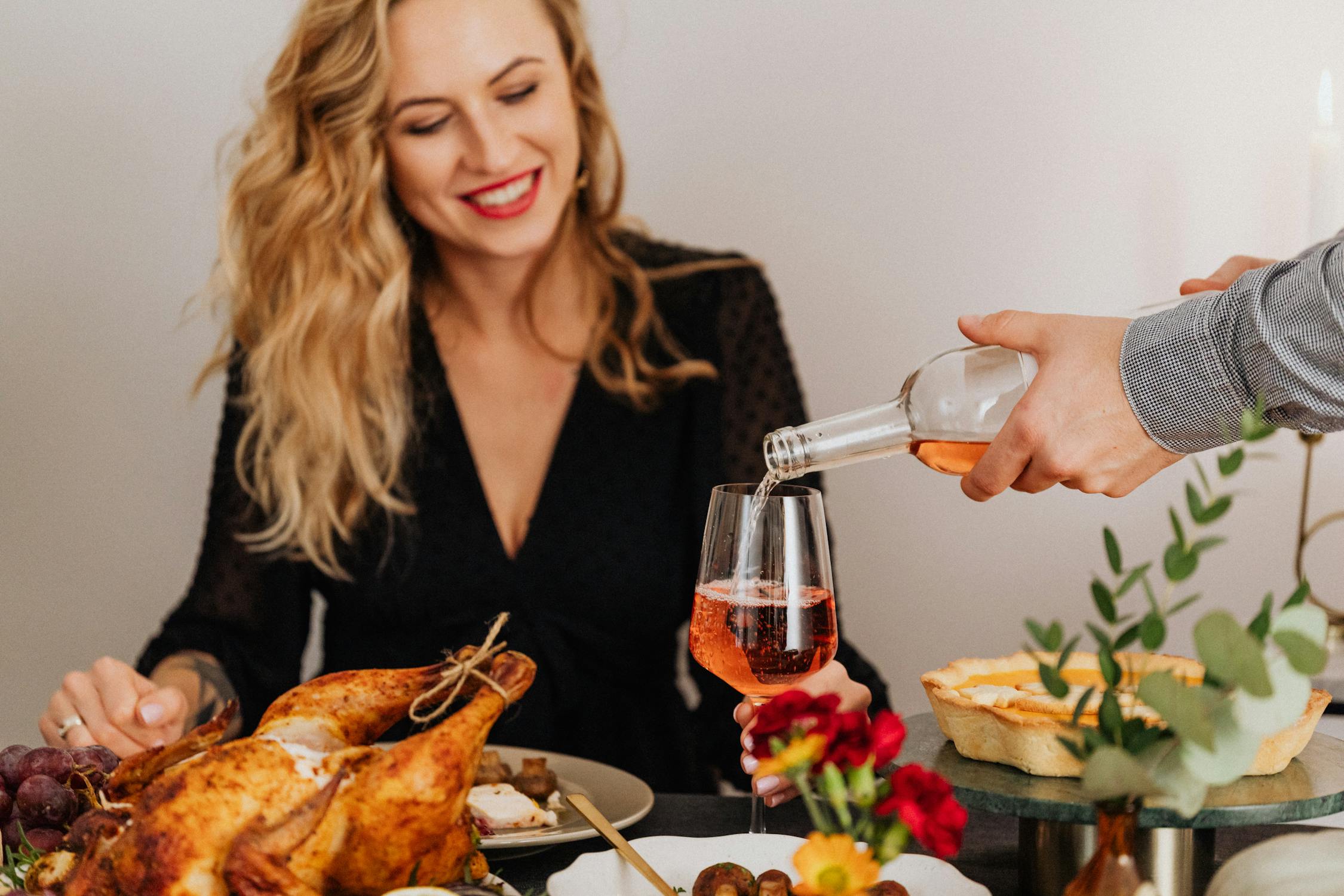 Una mujer sonriente en una cena de Acción de Gracias | Fuente: Pexels