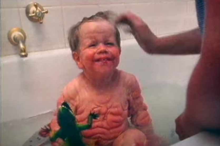 Tomm Tennent de niño disfrutando de un baño. | Foto: YouTube.com/60 Minutes Australia