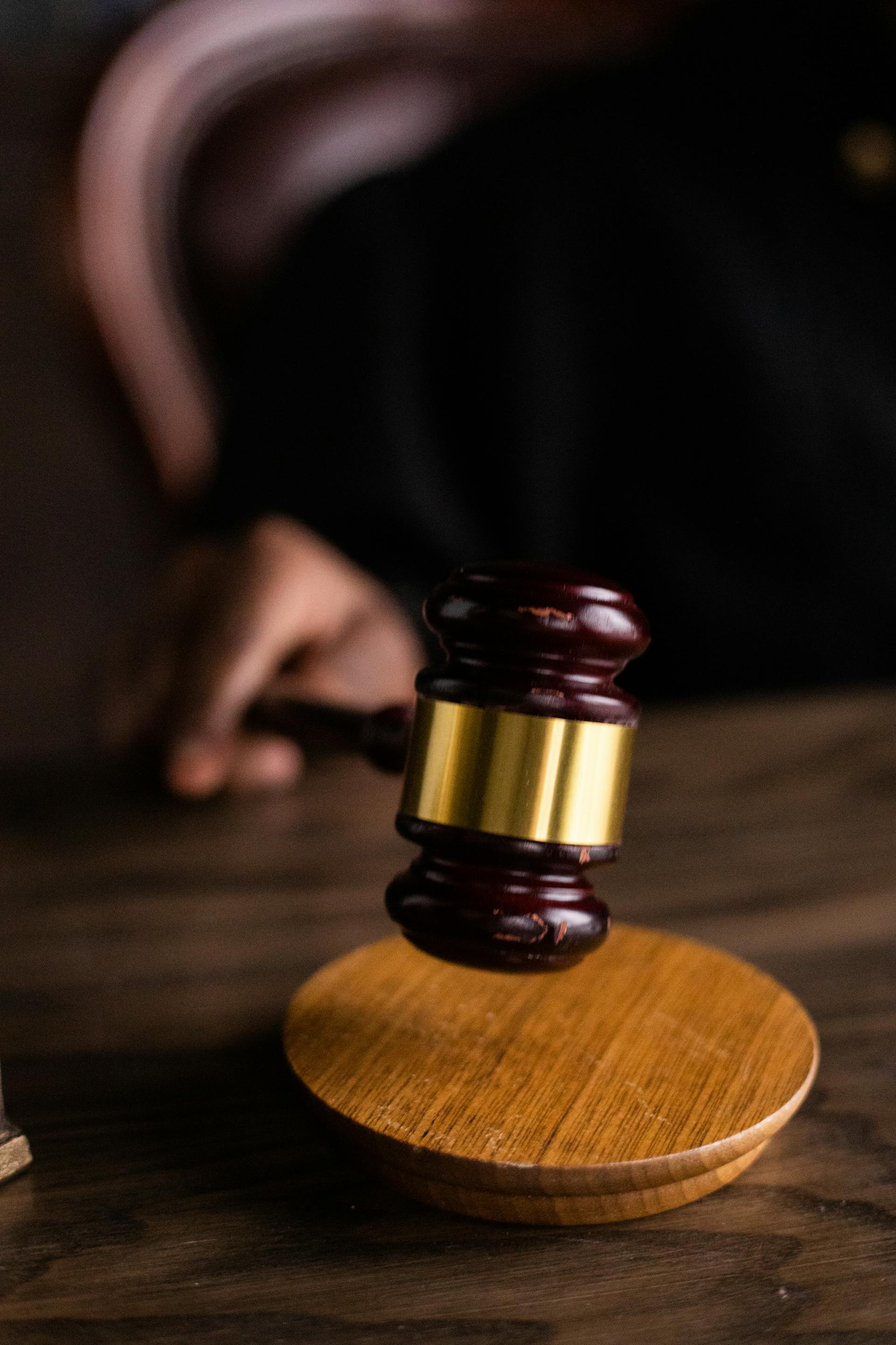 Primo piano di un giudice che impugna un martelletto | Fonte: Pexels
