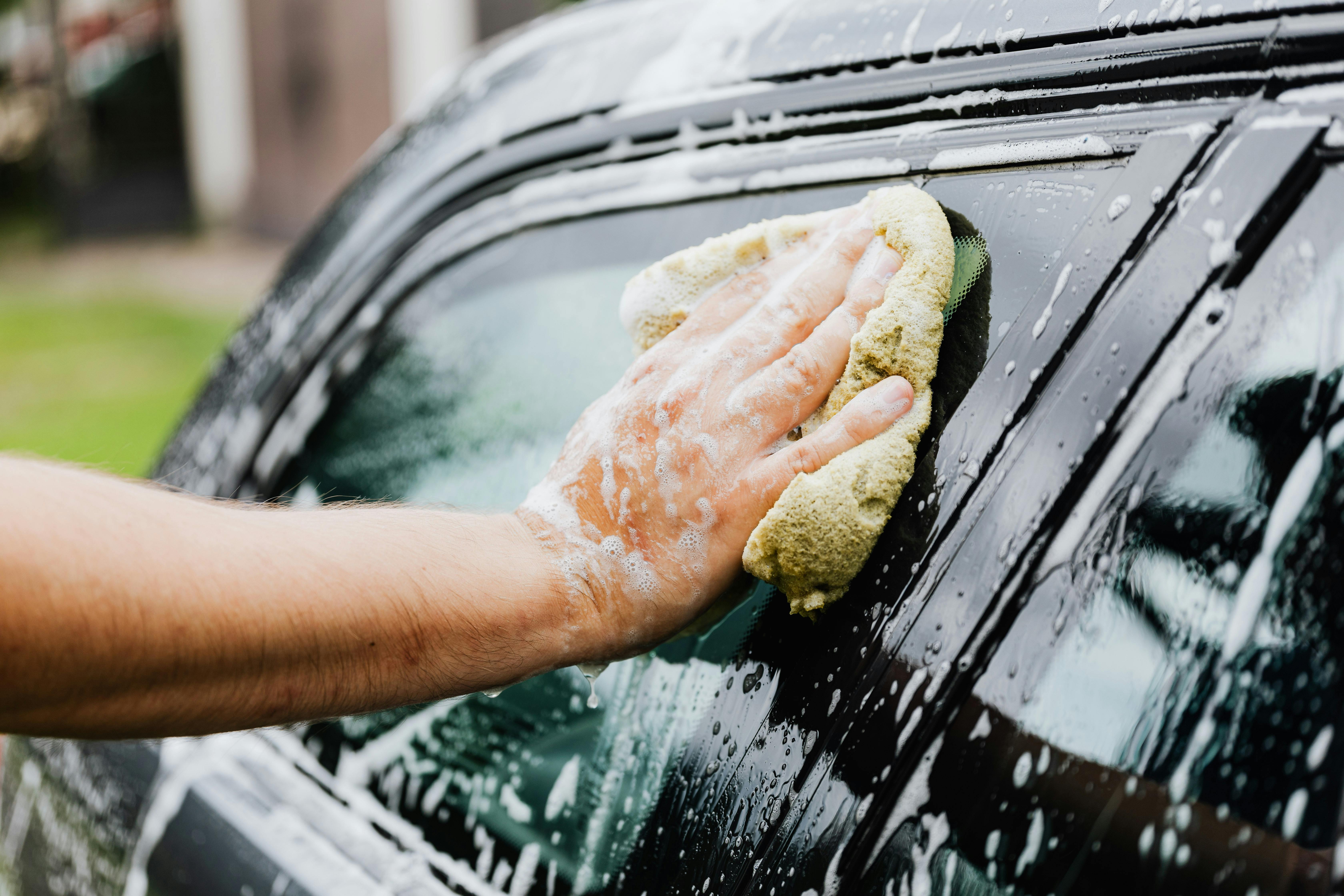 Un hombre lava su Automóvil | Fuente: Pexels