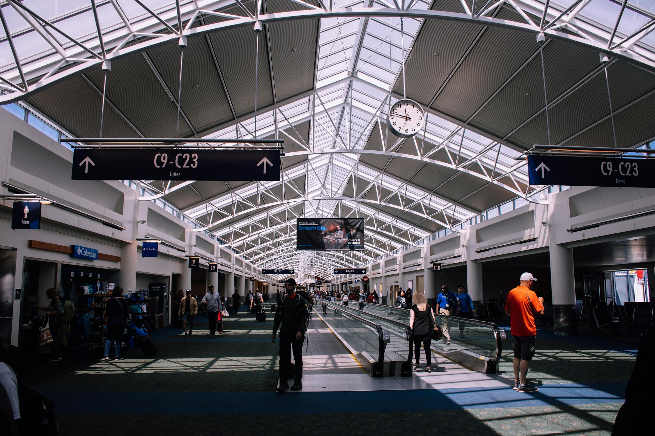 Gente en un aeropuerto | Fuente: Pexels
