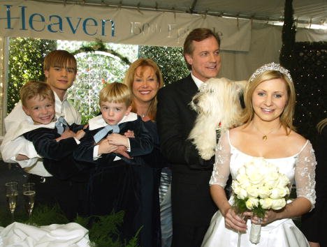 David Gallagher, los gemelos Lorenzo y Nikolas Brino, Catherine Hicks, Stephen Collins y Beverley Mitchell posan en una recepción para celebrar 150 episodios del "Séptimo Cielo" de The WB el 20 de febrero de 2003 en Los Ángeles, California. | Foto: Getty Images