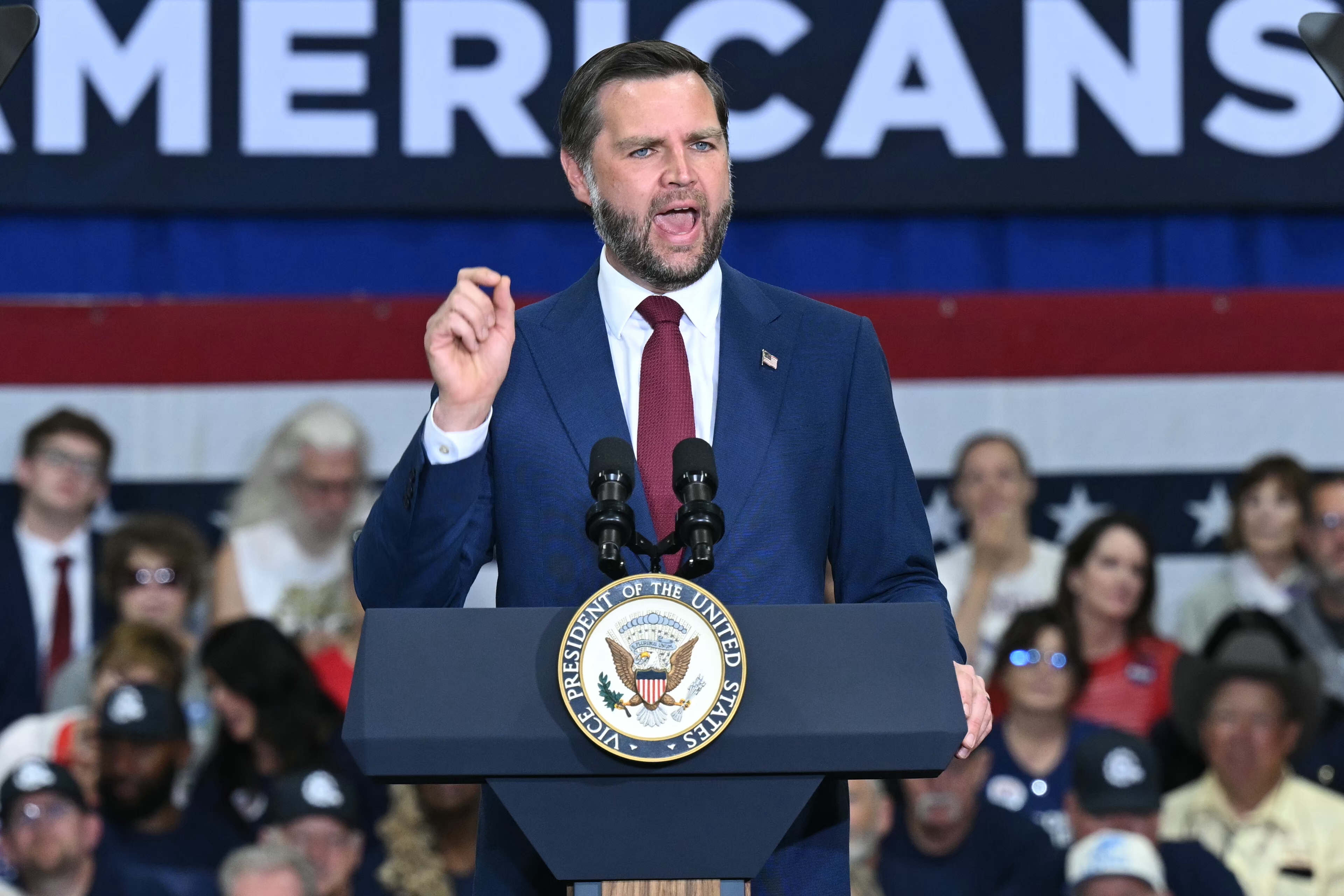 El vicepresidente JD Vance habla en un acto del Super PAC MAGA Inc. el 31 de agosto de 2026 en Sterling Heights, Míchigan. | Fuente: Getty Images