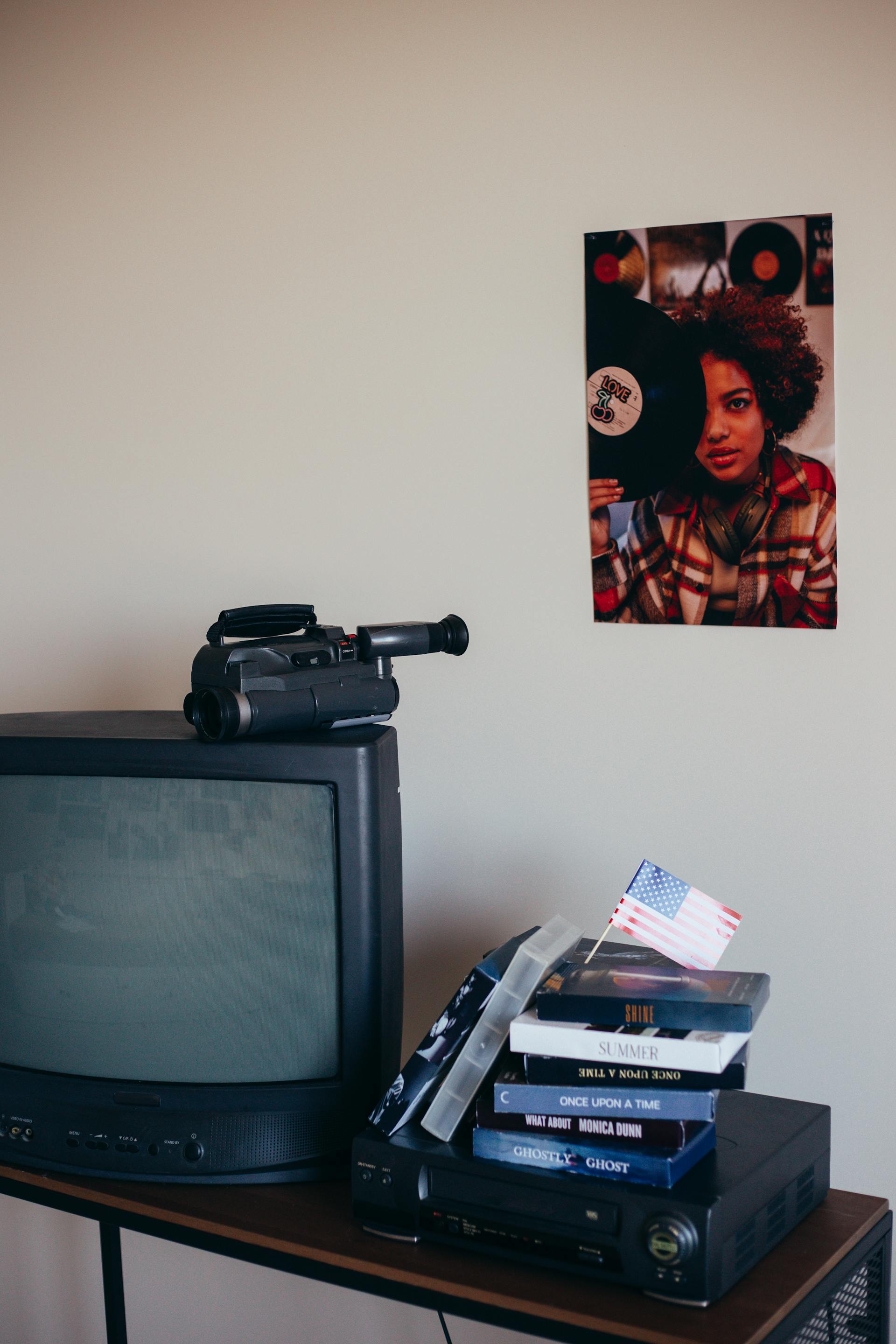 Un viejo televisor con casetes | Fuente: Pexels