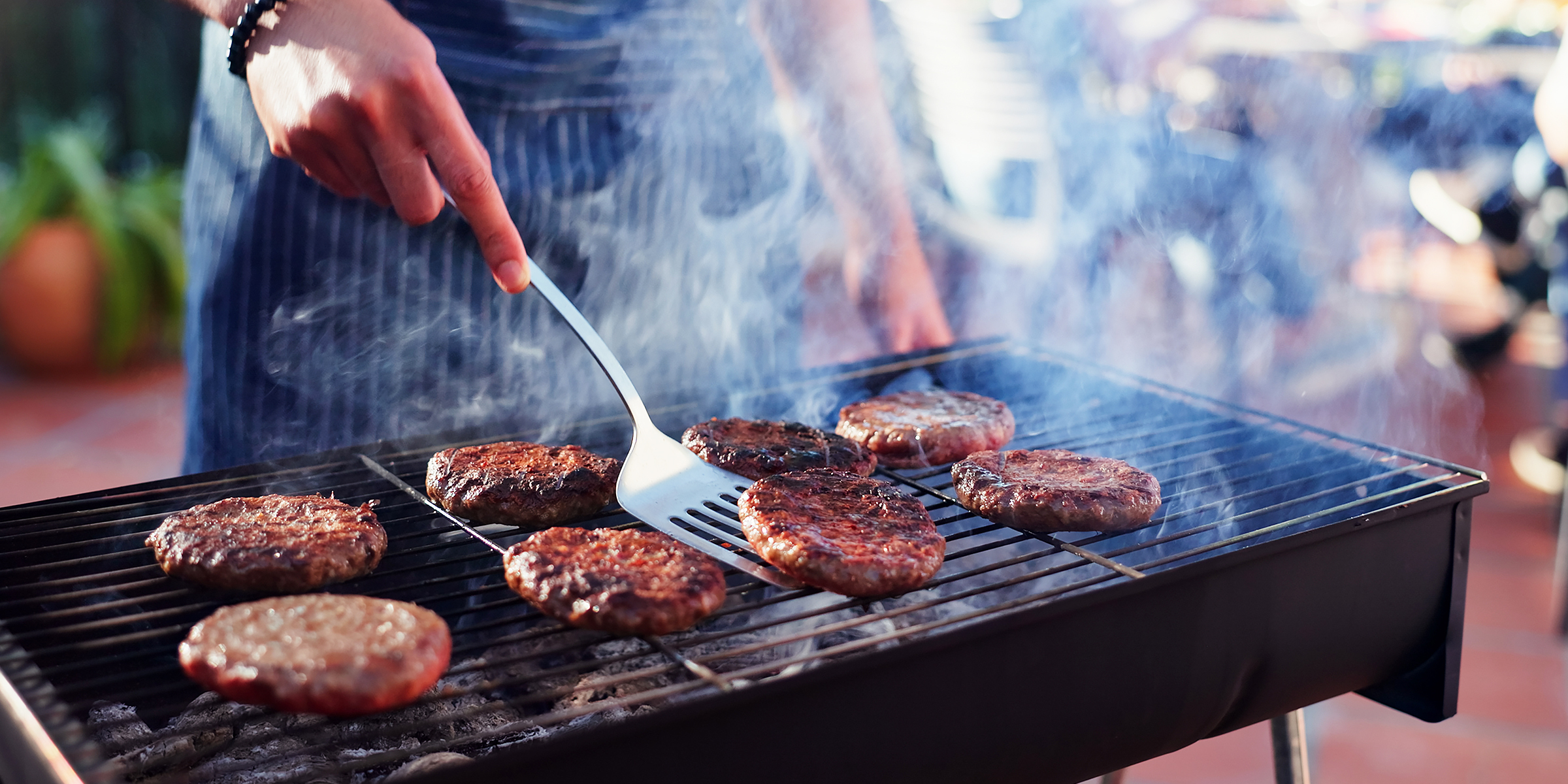 Una barbacoa con hambuerguesas | Fuente: Shutterstock