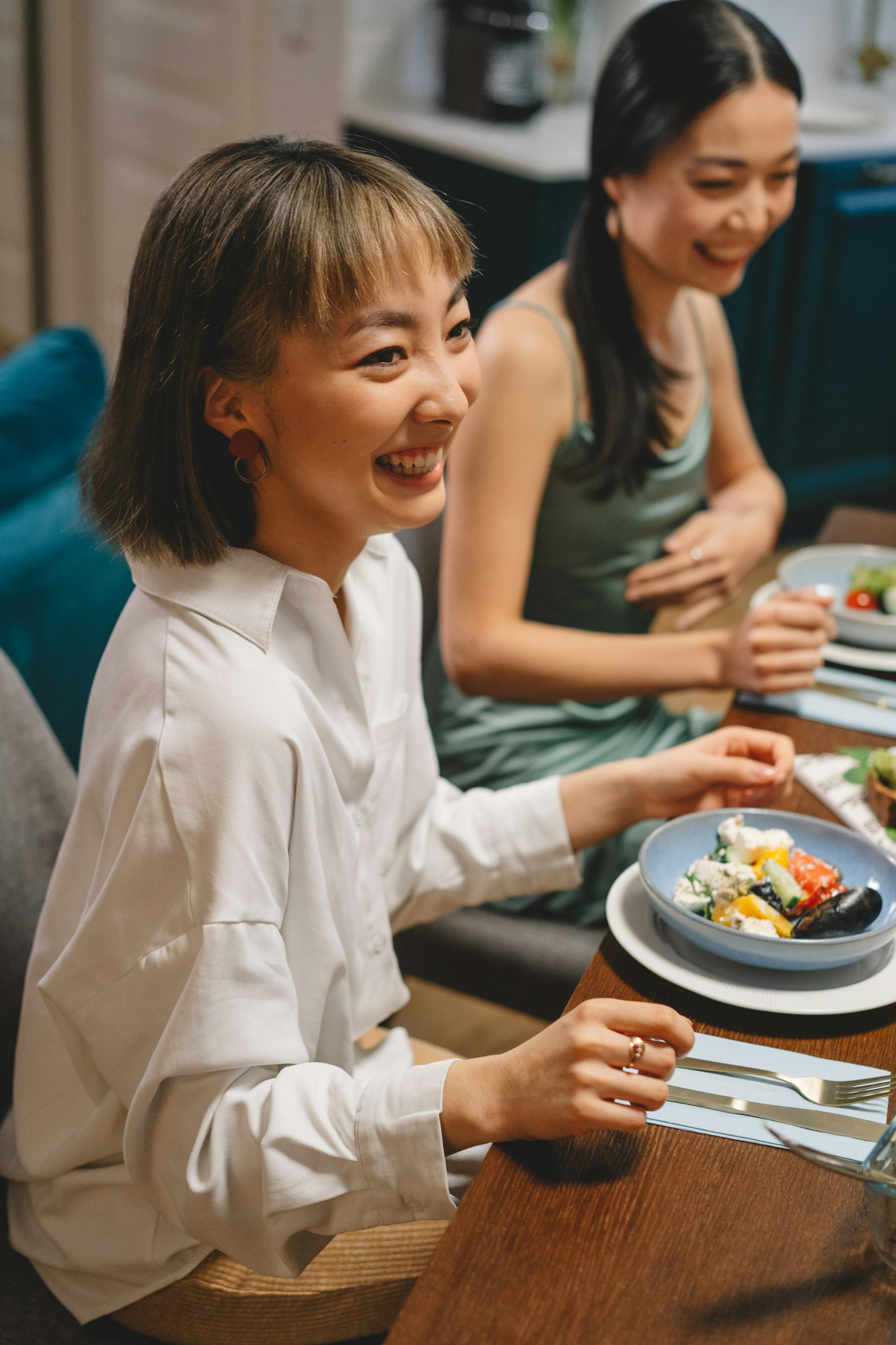 Dos mujeres en una cena | Fuente: Pexels