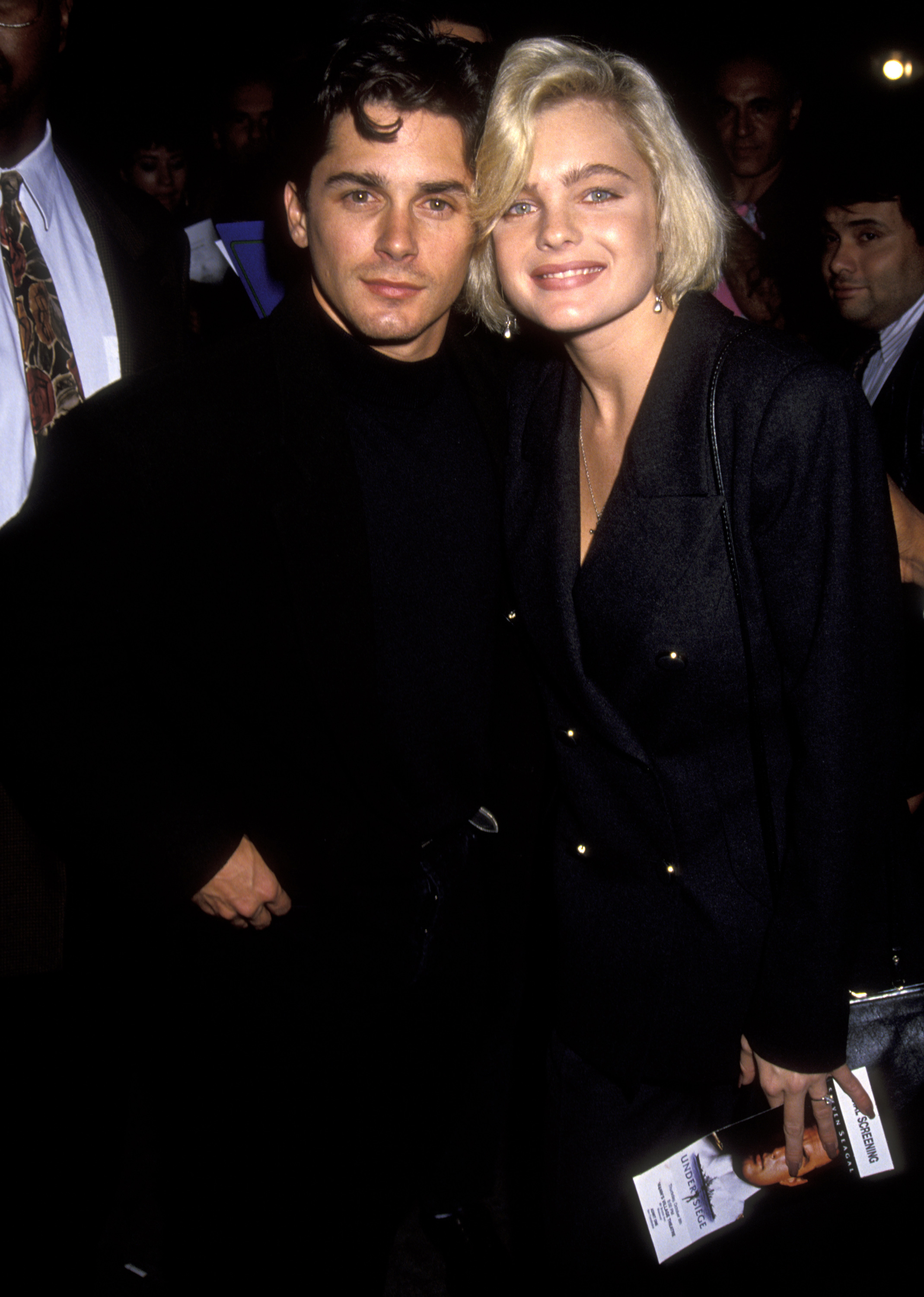 Billy Warlock y Erika Eleniak en el estreno de "Under Siege" el 8 de octubre de 1992, en Westwood, California. | Fuente: Getty Images