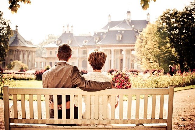 Amorosa pareja sentada en una banca. Fuente: Pixabay