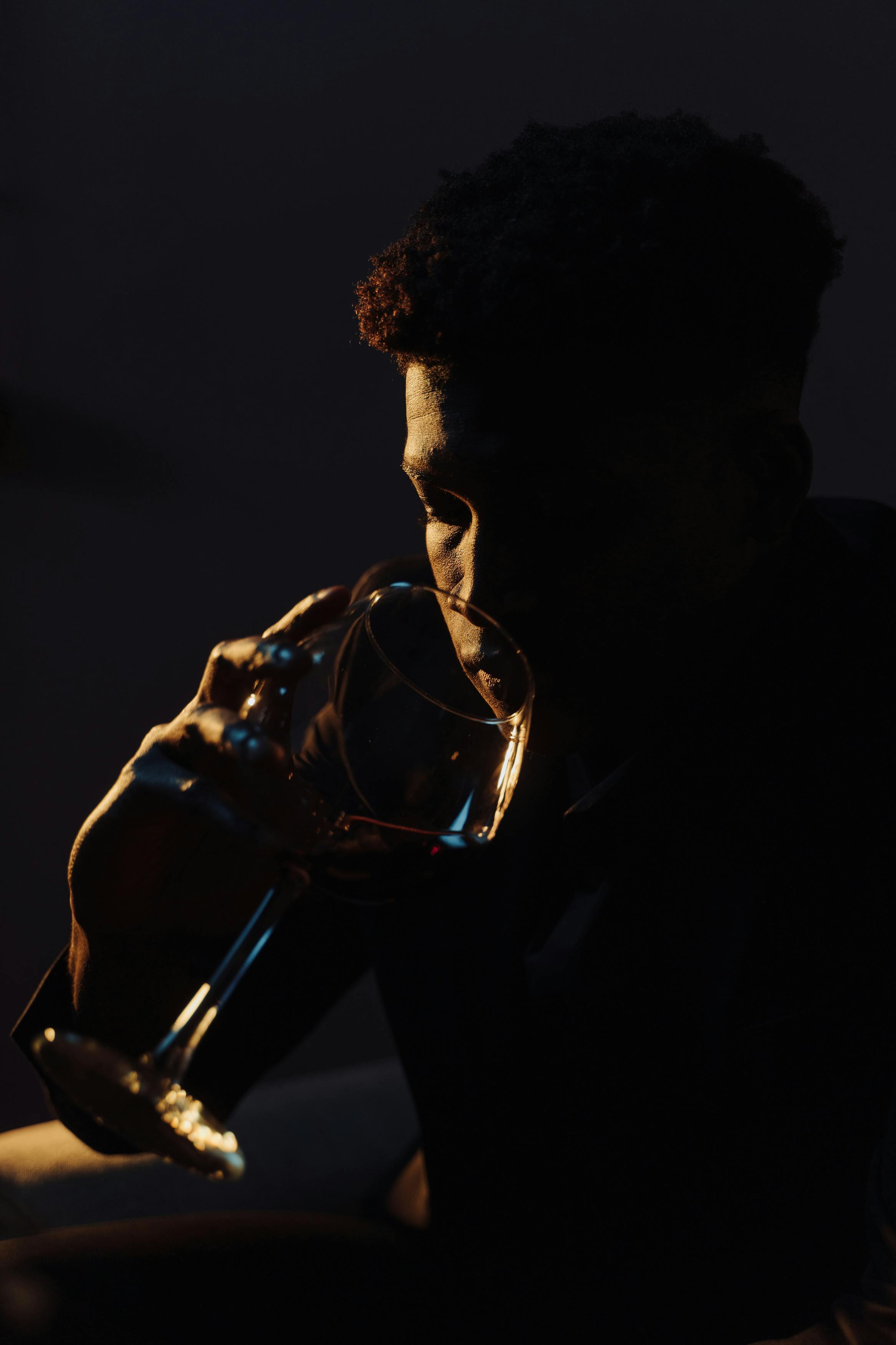 Un hombre bebiendo vino | Fuente: Pexels