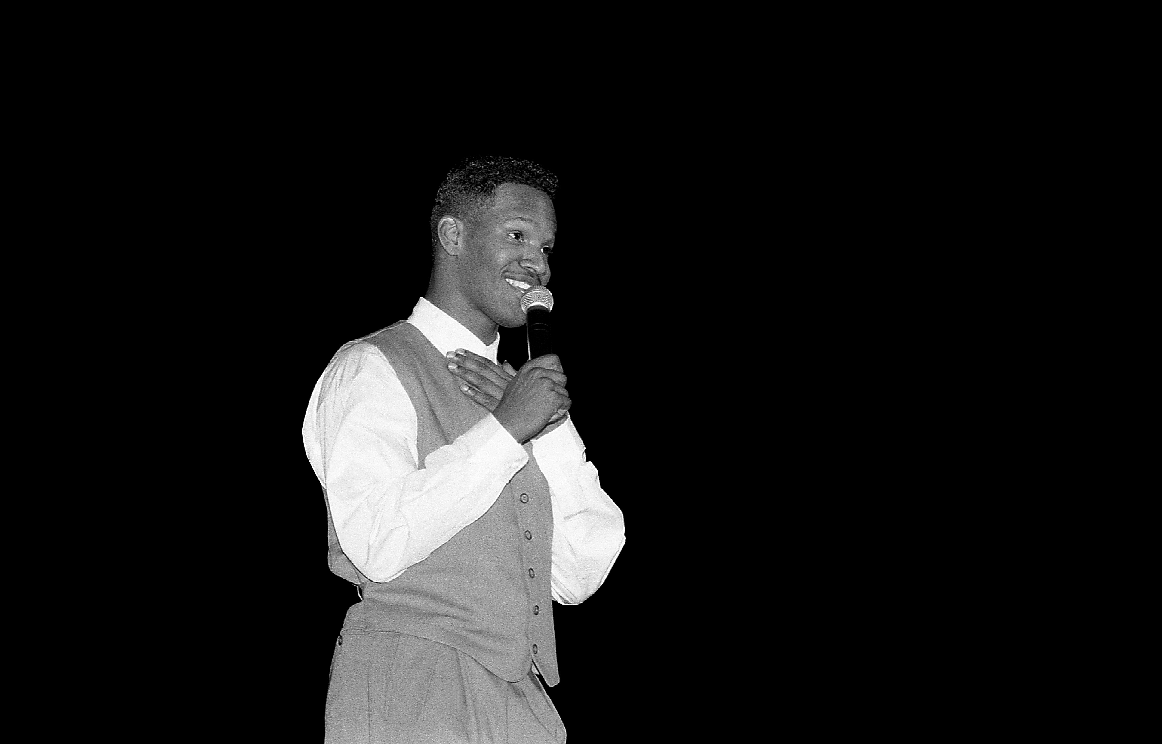 Jamie Foxx haciendo monólogos en abril de 1994, en Chicago, Illinois. | Fuente: Getty Images