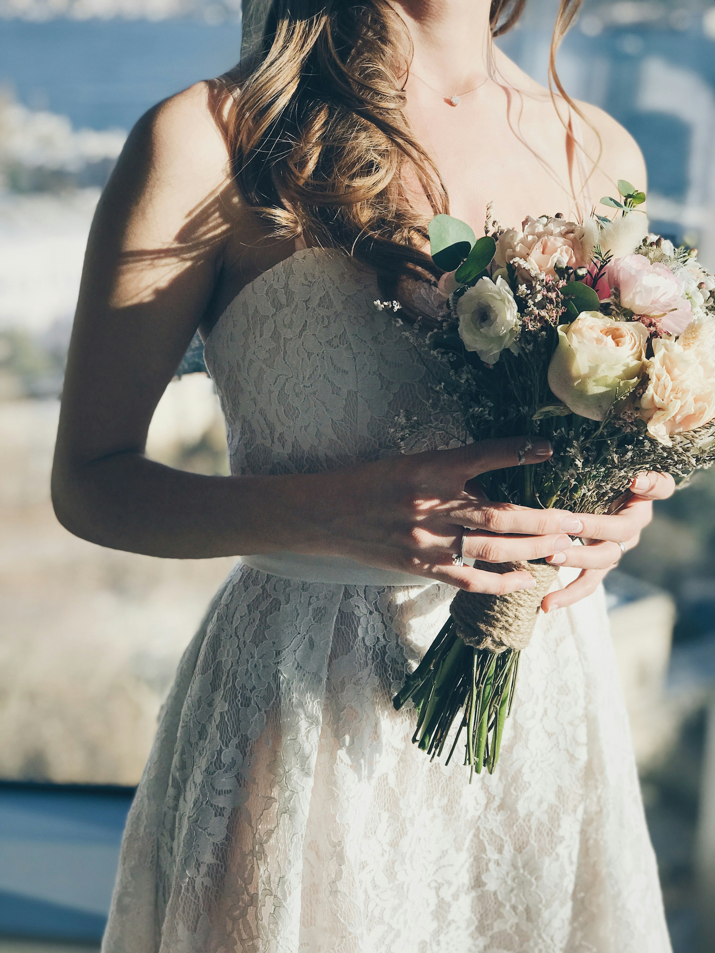 Una novia sosteniendo un ramo de flores | Fuente: Unsplash