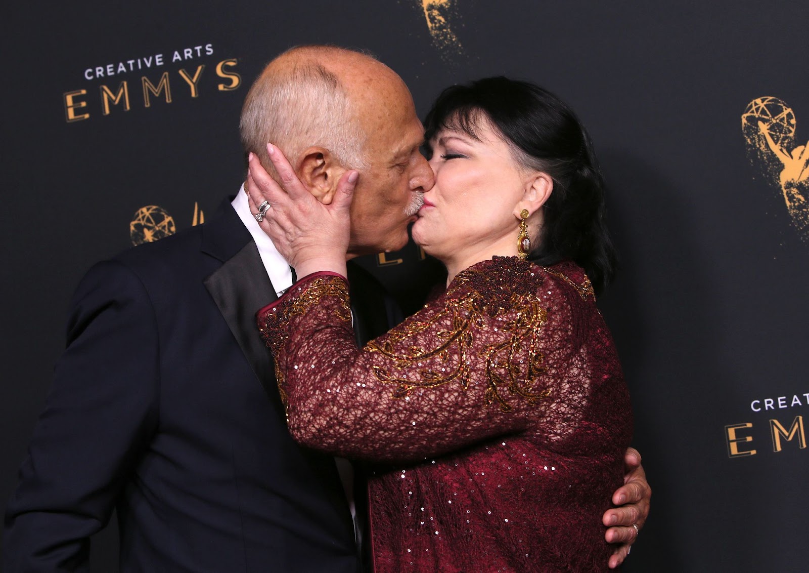 Gerald McRaney y Delta Burke compartiendo un beso en los Premios Emmy de las Artes Creativas 2017 el 10 de septiembre en Los Ángeles, California. | Fuente: Getty Images