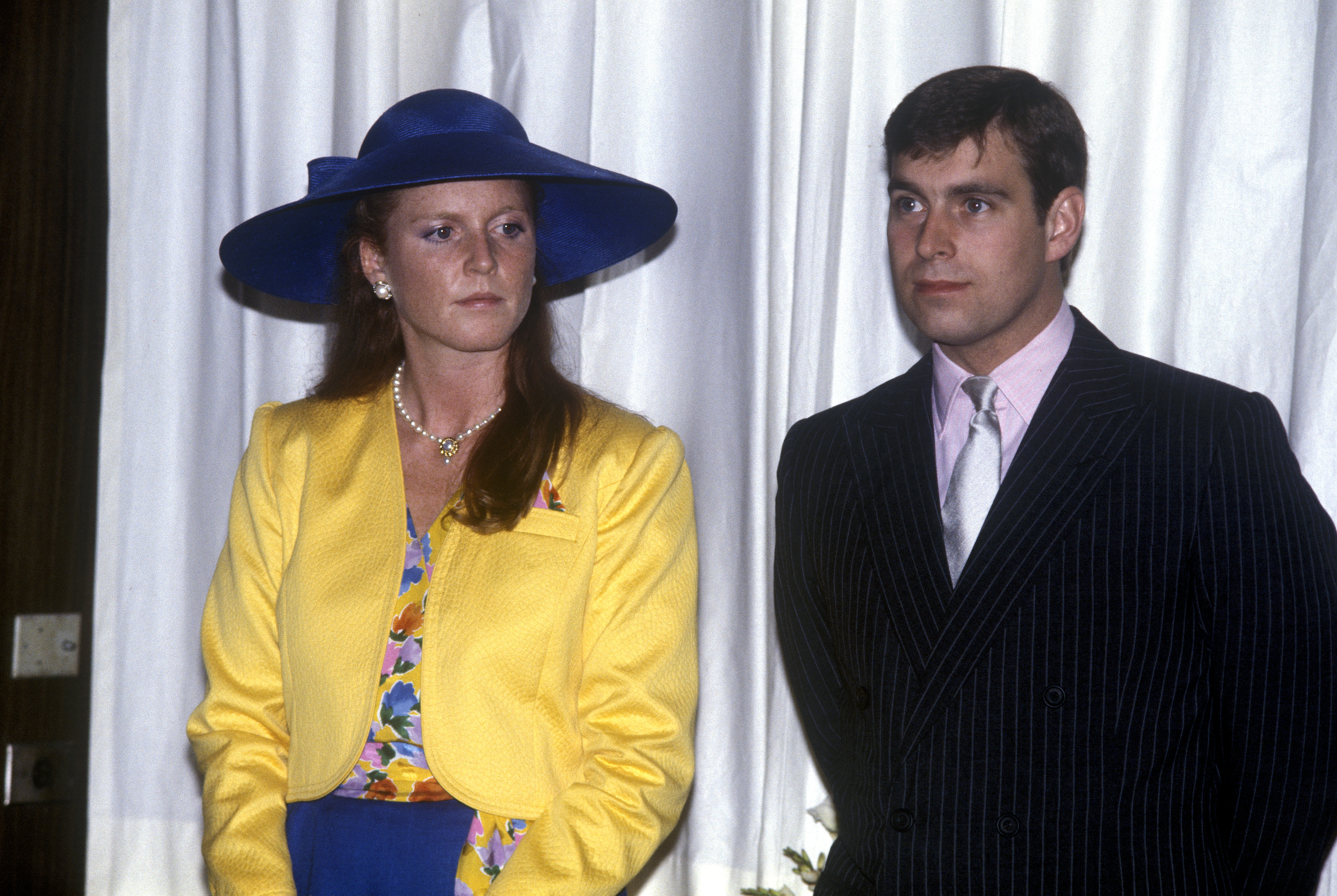 Sarah, Duquesa de York y el Príncipe Andrew, Duque de York, asisten a un desfile de moda en el Hotel Royal York el 17 de julio de 1987 en Ontario, Canadá | Foto: Getty Images