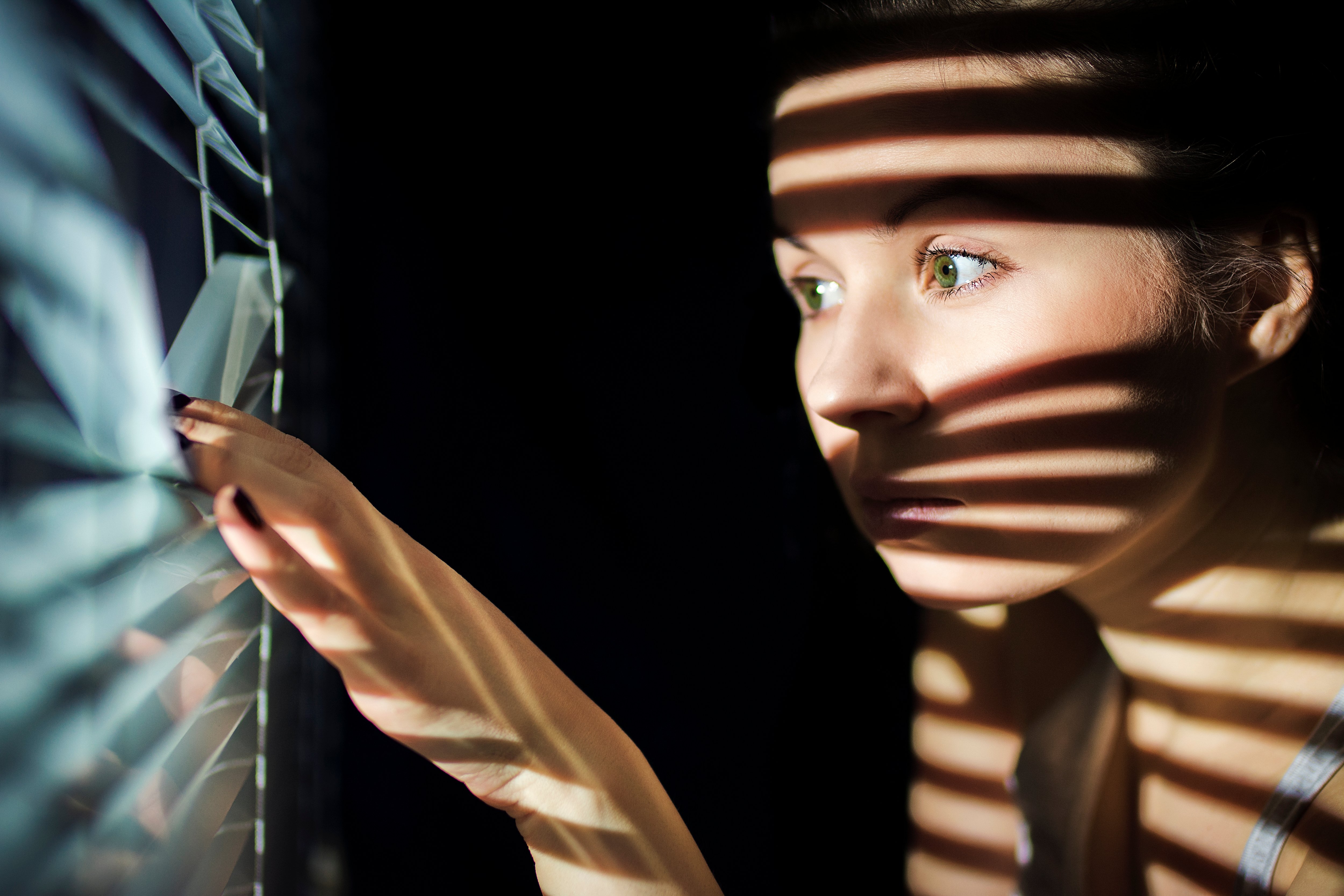Mujer mirando por la ventana. | Foto: Shutterstock