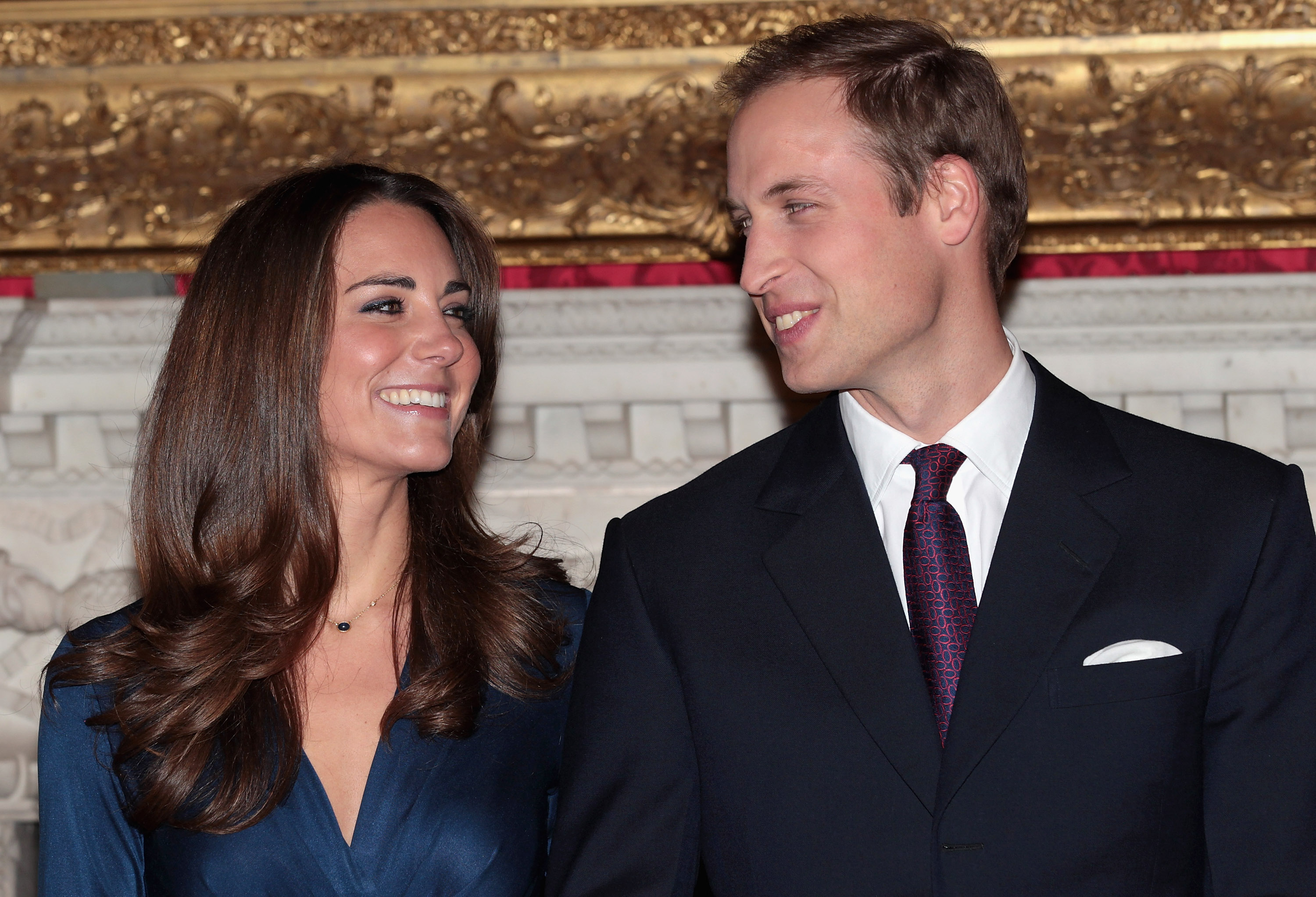 Kate Middleton y el príncipe William posan en los Apartamentos de Estado del Palacio de St James en Londres, Inglaterra, el 16 de noviembre de 2010 | Fuente: Getty Images