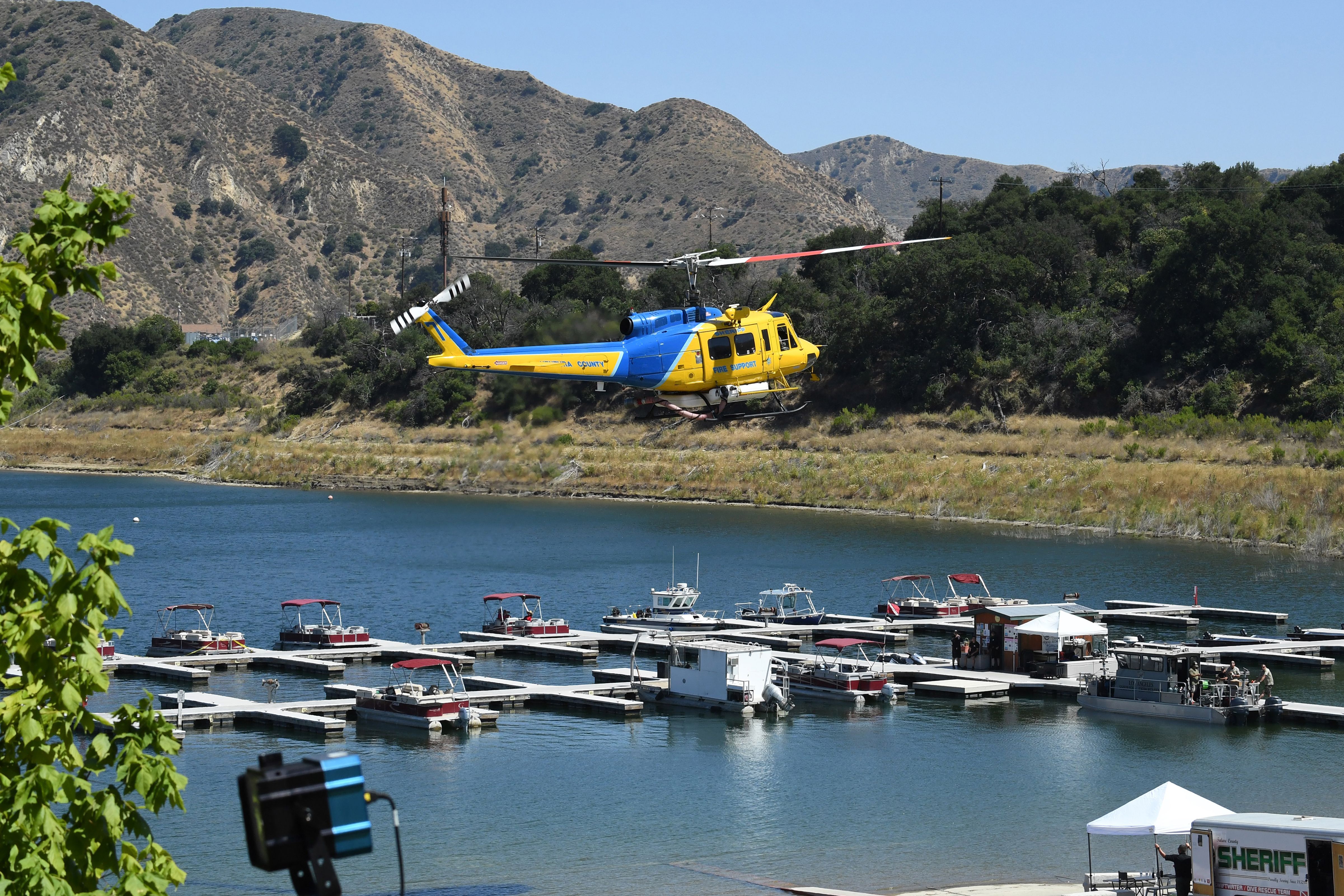 Un helicóptero del sheriff del condado de Ventura regresa a la base mientras continúan las labores de búsqueda de la mujer desaparecida el 10 de julio de 2020 | Fuente: Getty Images