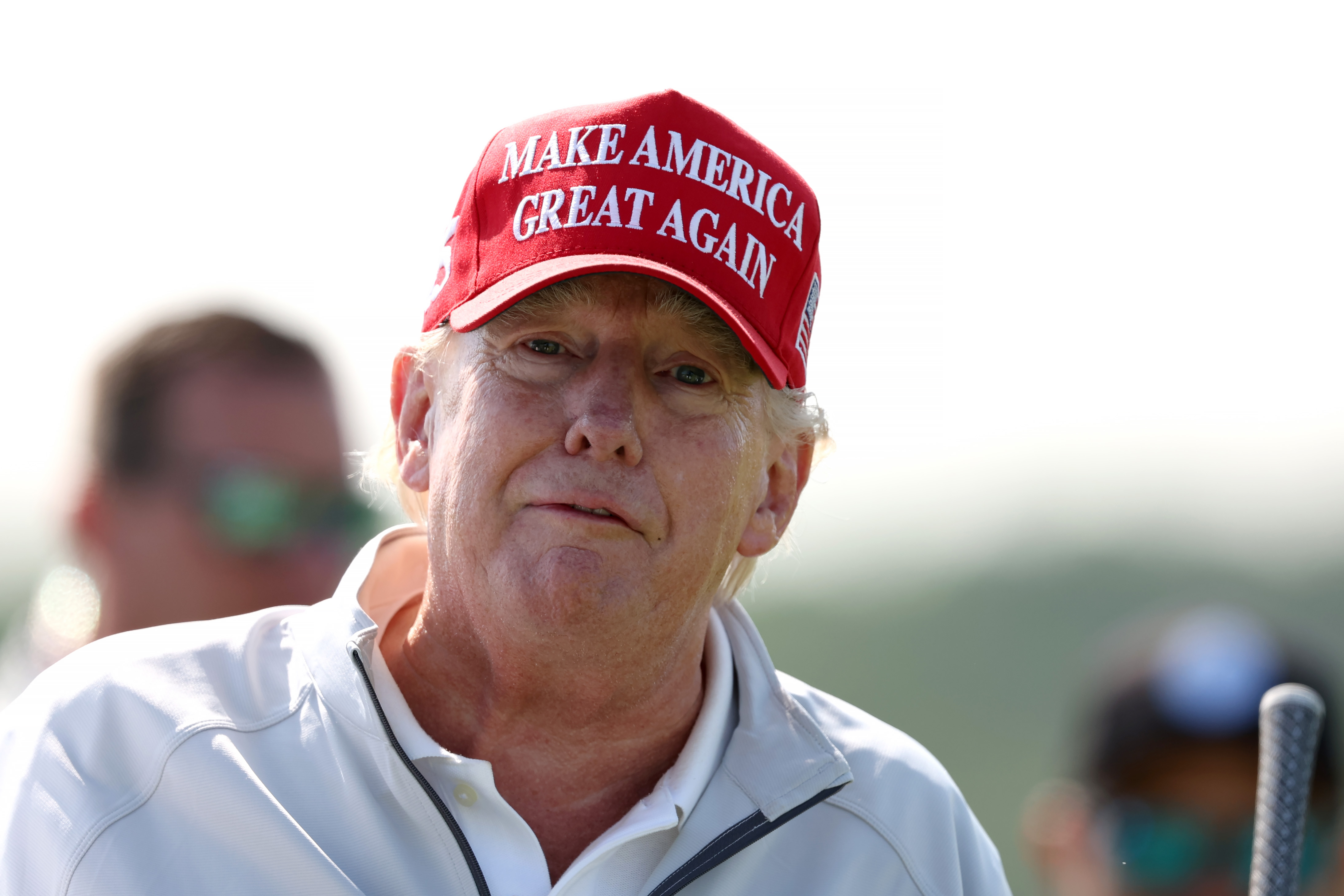 En otra toma del mismo día, Donald Trump mira a la cámara con expresión tranquila. Los tonos rojos de su rostro son especialmente claros alrededor de las mejillas, en contraste con la piel pálida cerca del cuello.