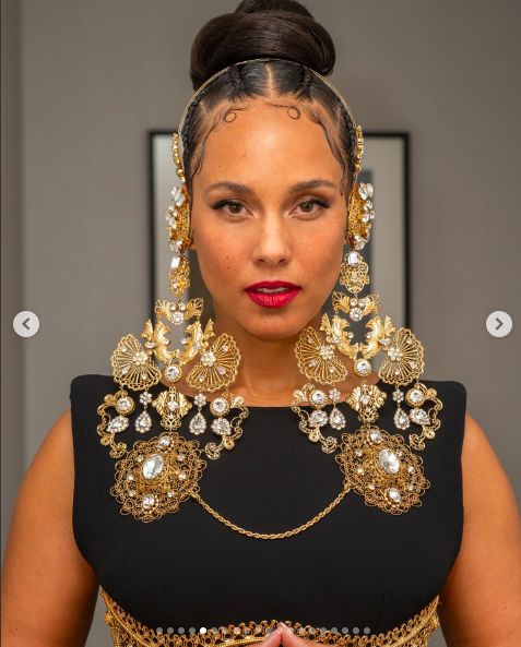 Alicia Keys posando para una foto con su traje de los Grammy | Fuente: Instagram/aliciakeys
