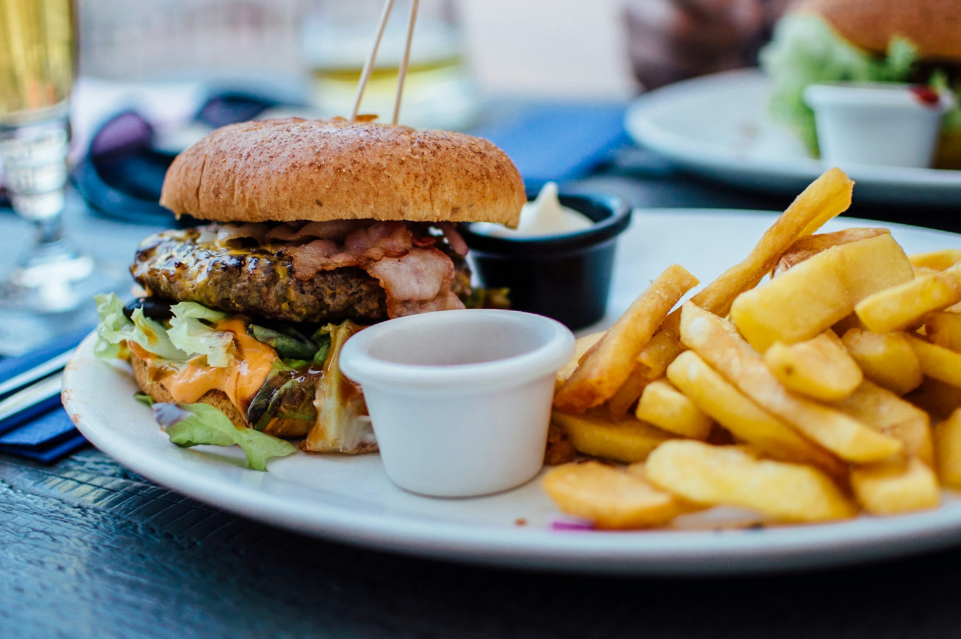 Una hamburguesa servida con patatas fritas | Fuente: Unsplash