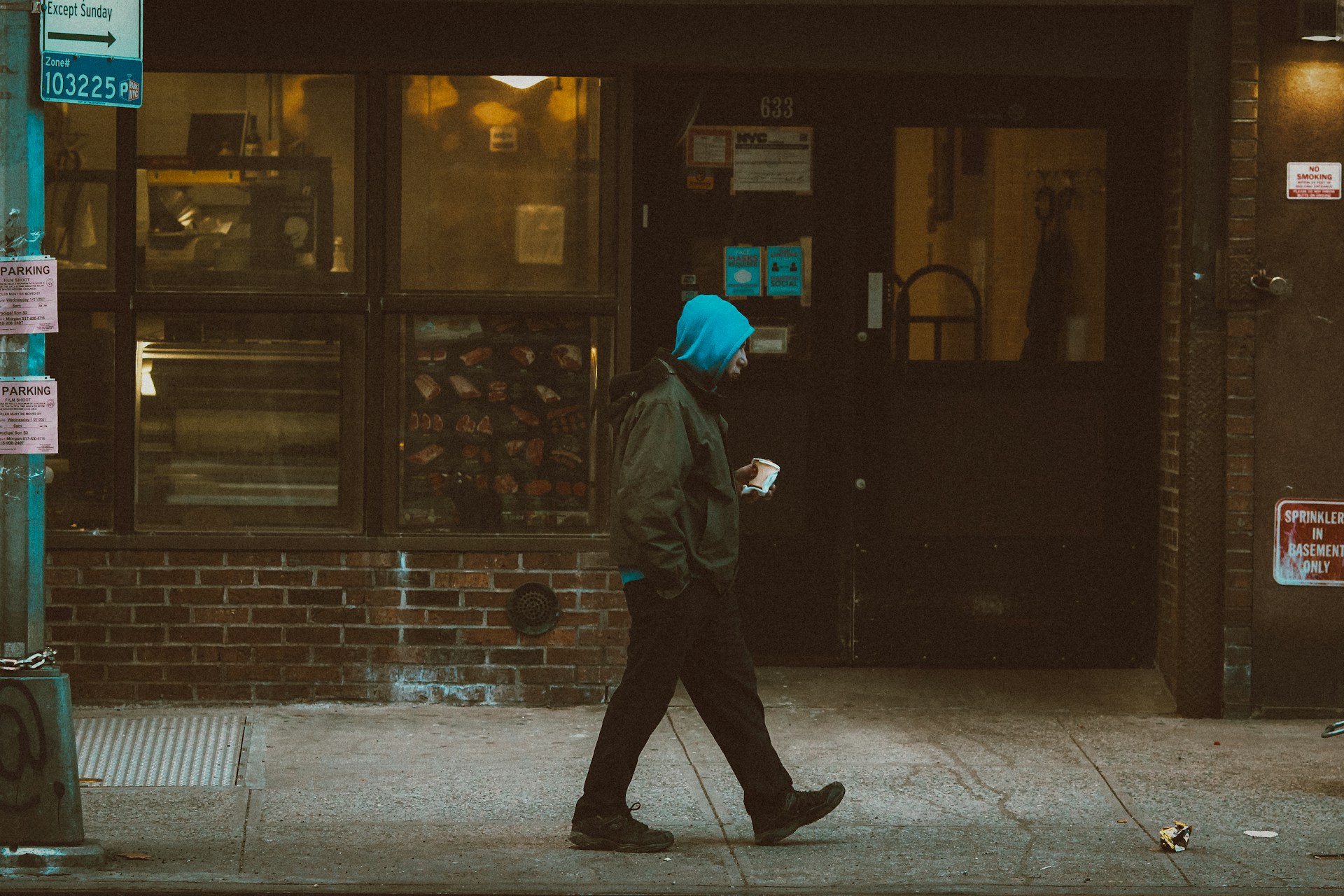 Un hombre caminando por la calle con una taza de café en la mano | Fuente: Unsplash
