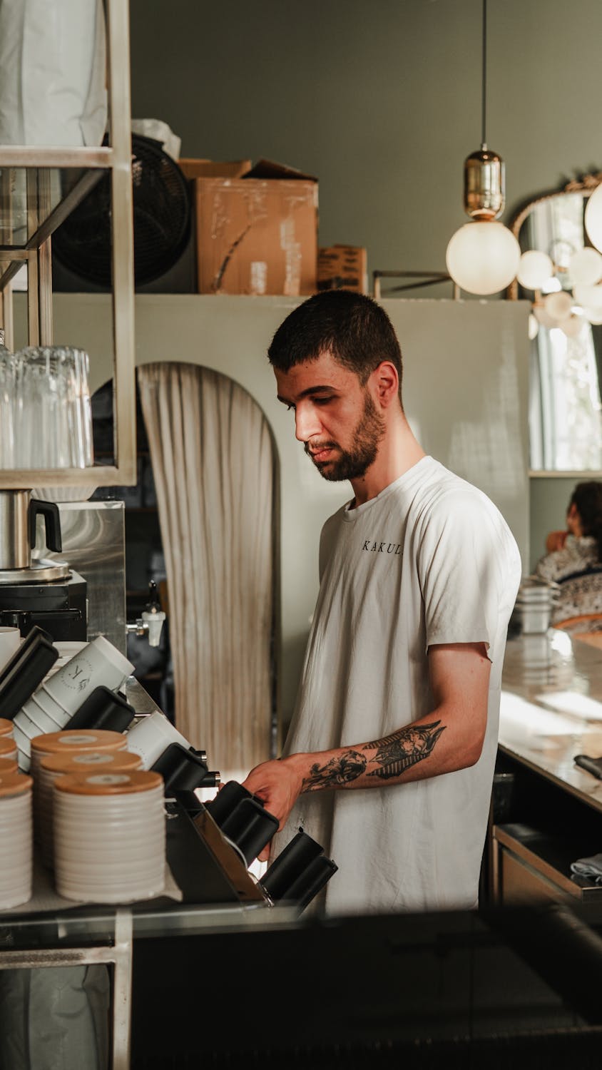 Un hombre trabajando en su cafetería | Fuente: Pexels