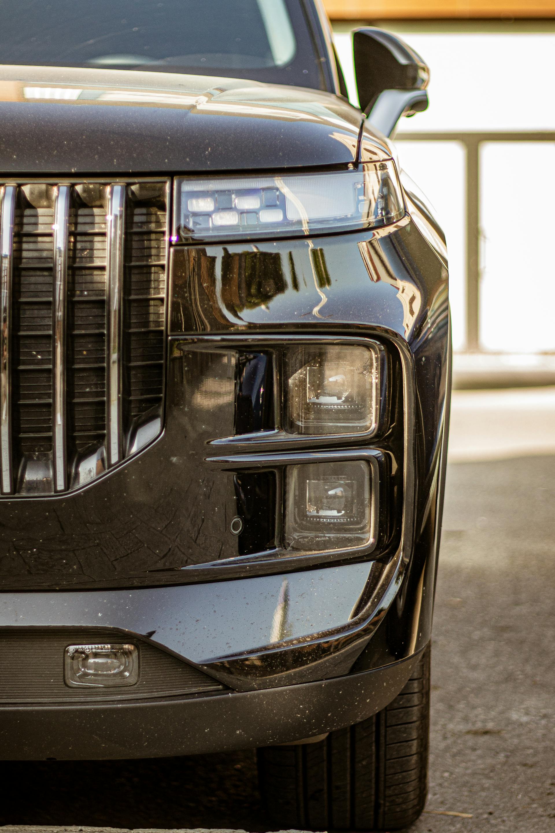 Primer plano de un todoterreno negro en la carretera | Fuente: Pexels