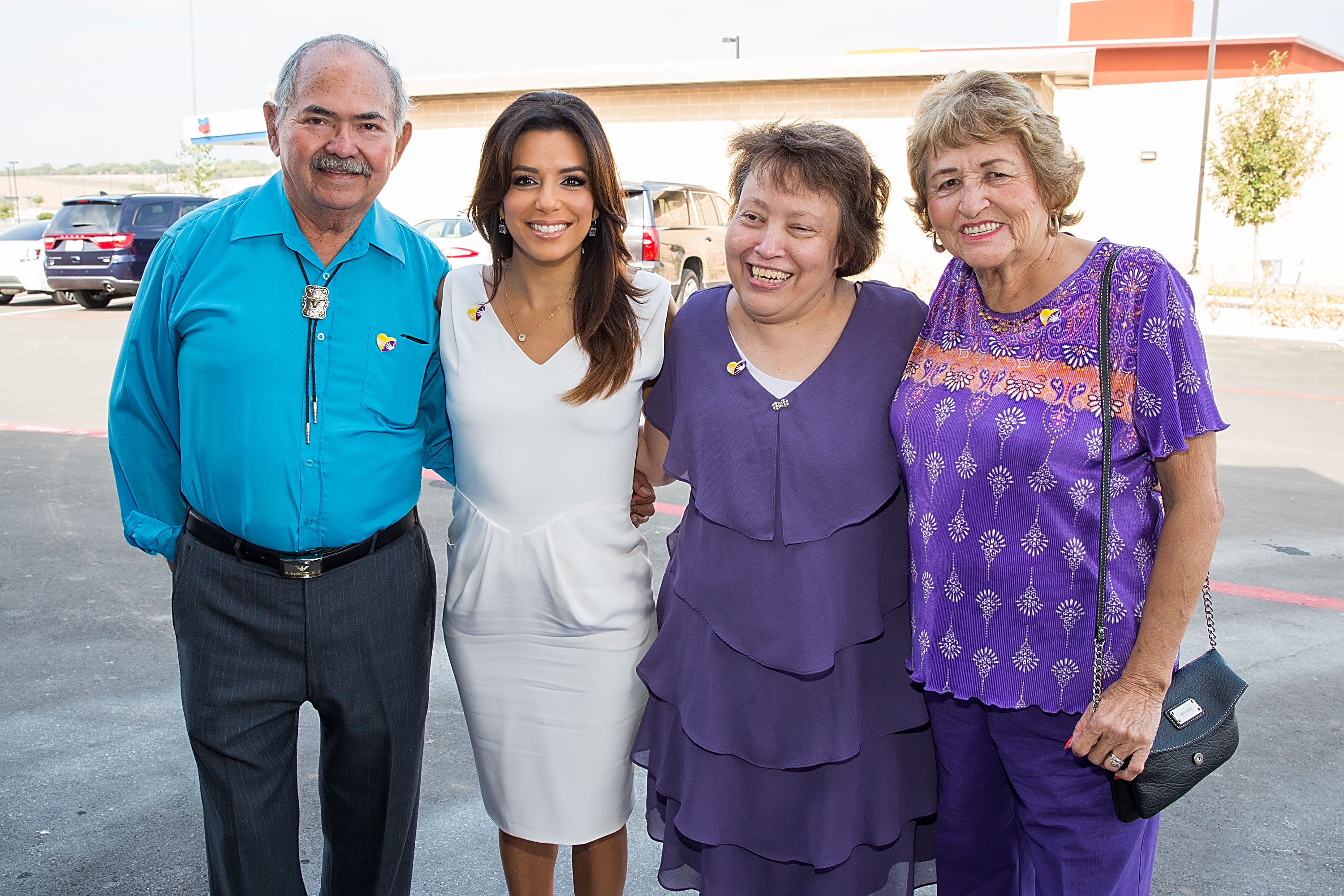 La estrella de Hollywood aparece en una foto con sus padres y su hermana mayor el 30 de octubre de 2014, en San Antonio, Texas | Fuente: Getty Images