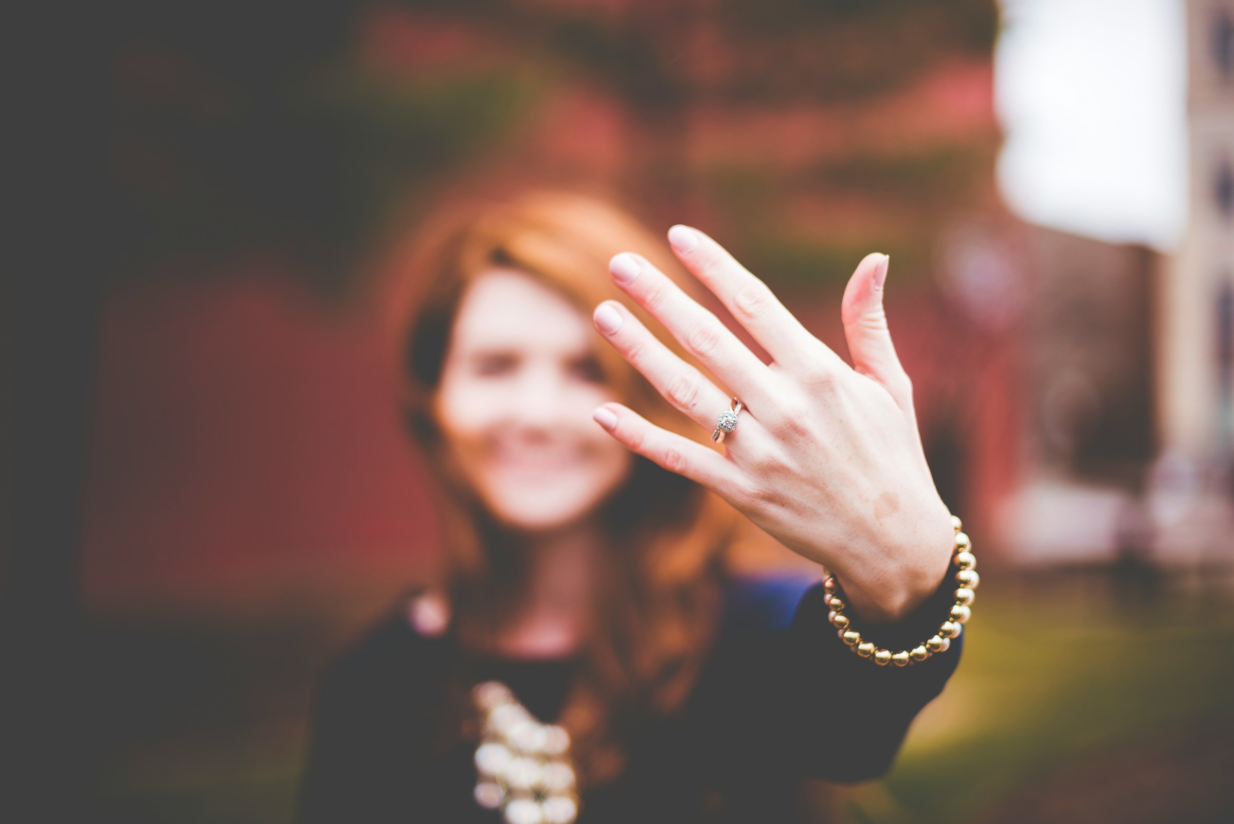 Una mujer presumiendo de anillo de compromiso | Fuente: Unsplash