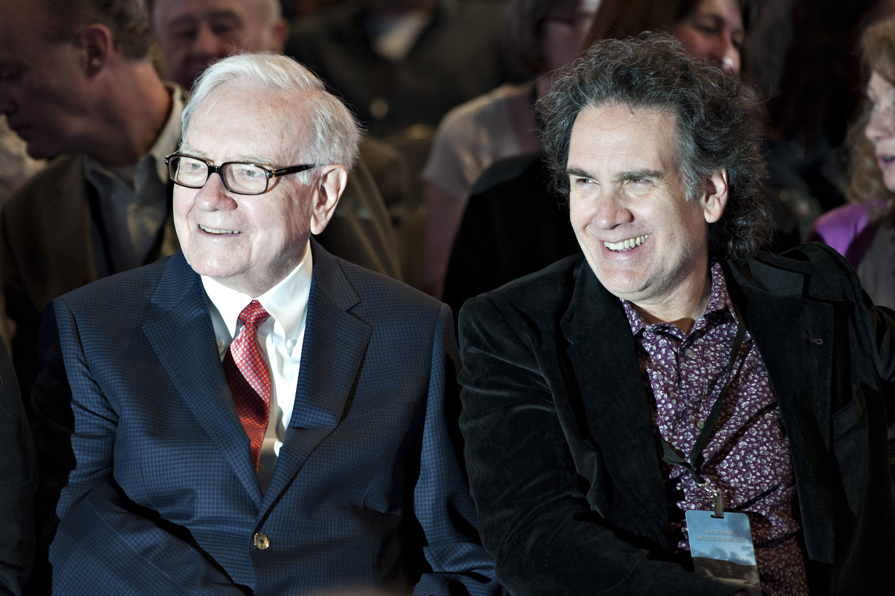 Warren y Peter Buffett, antes del comienzo de la junta de accionistas de Berkshire Hathaway en Omaha, Nebraska, el 30 de abril de 2011. | Fuente: Getty Images