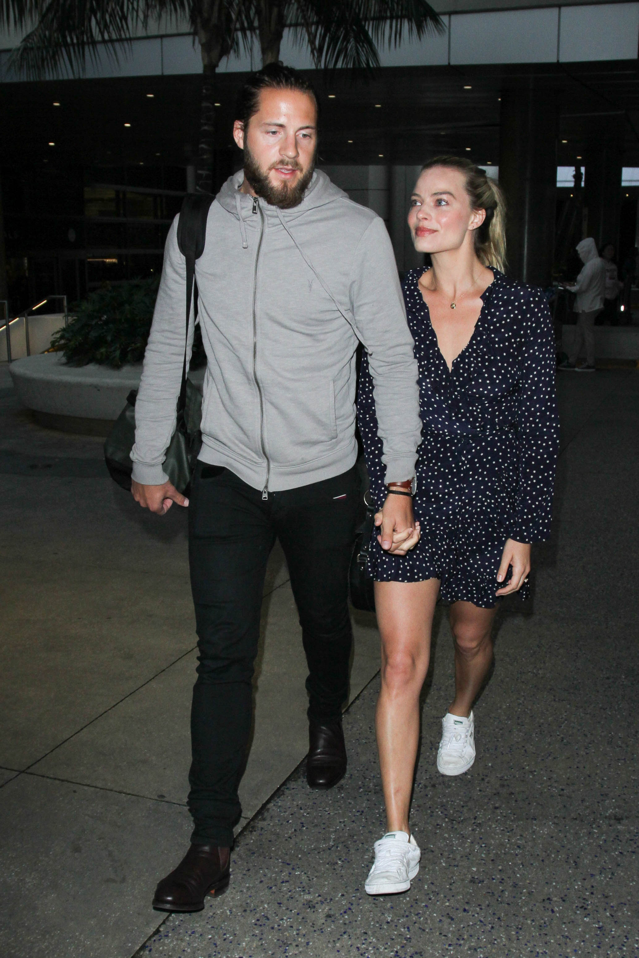 Margot Robbie y Tom Ackerley son vistos en LAX en Los Ángeles, California, el 2 de enero de 2017 | Fuente: Getty Images