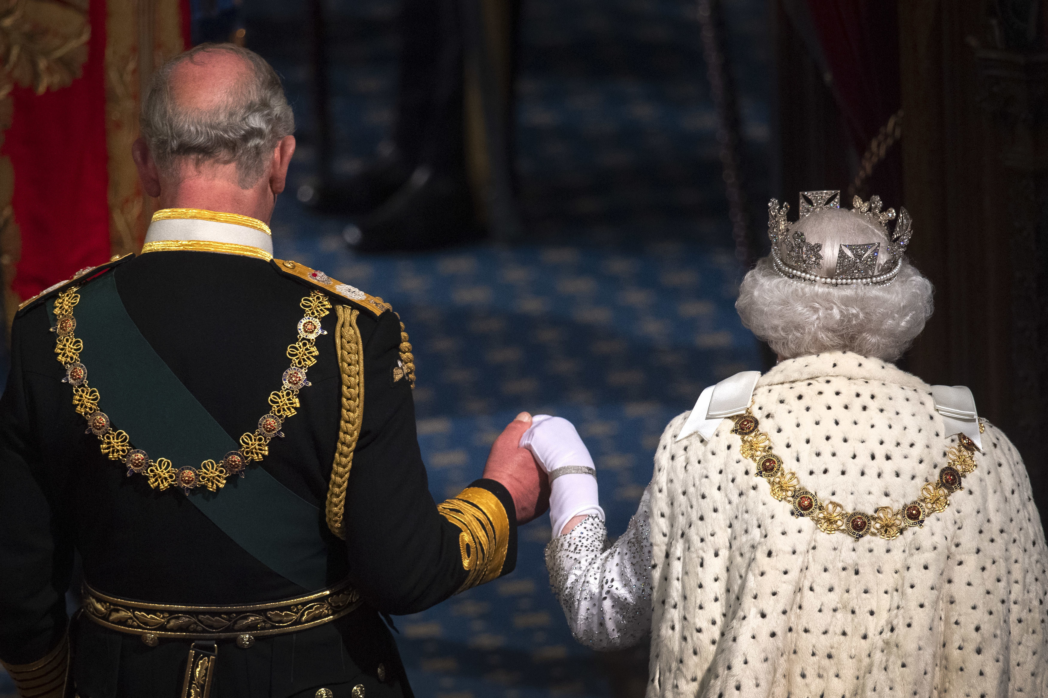 Reina Elizabeth II y Charles, Príncipe de Gales, en el Palacio de Westminster el 14 de octubre de 2019 | Foto: Getty Images