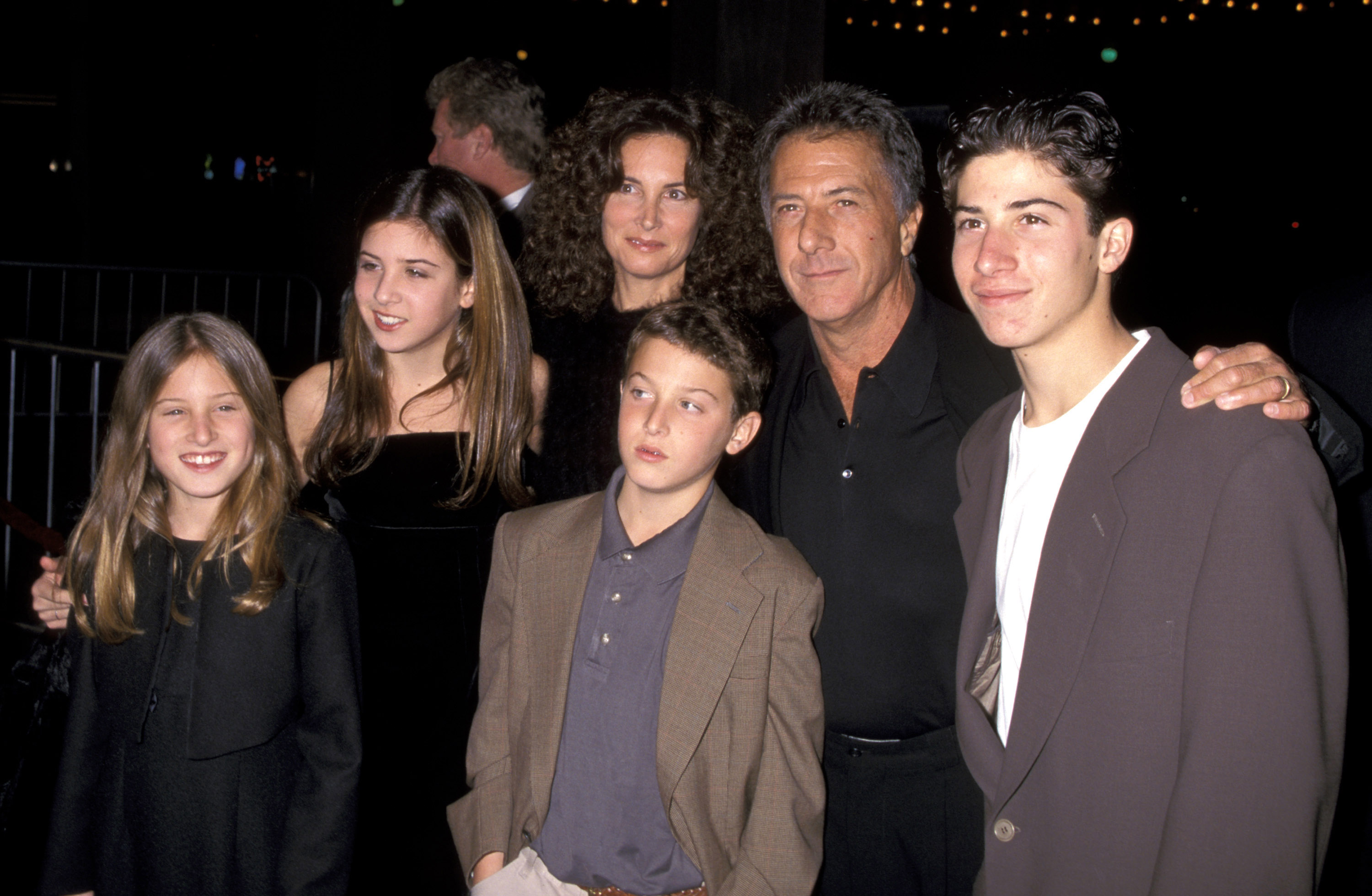 Dustin Hoffman, Lisa Hoffman y sus hijos durante el estreno de "Wag The Dog" en Century City, California, el 17 de diciembre de 1997. | Foto: Getty Images