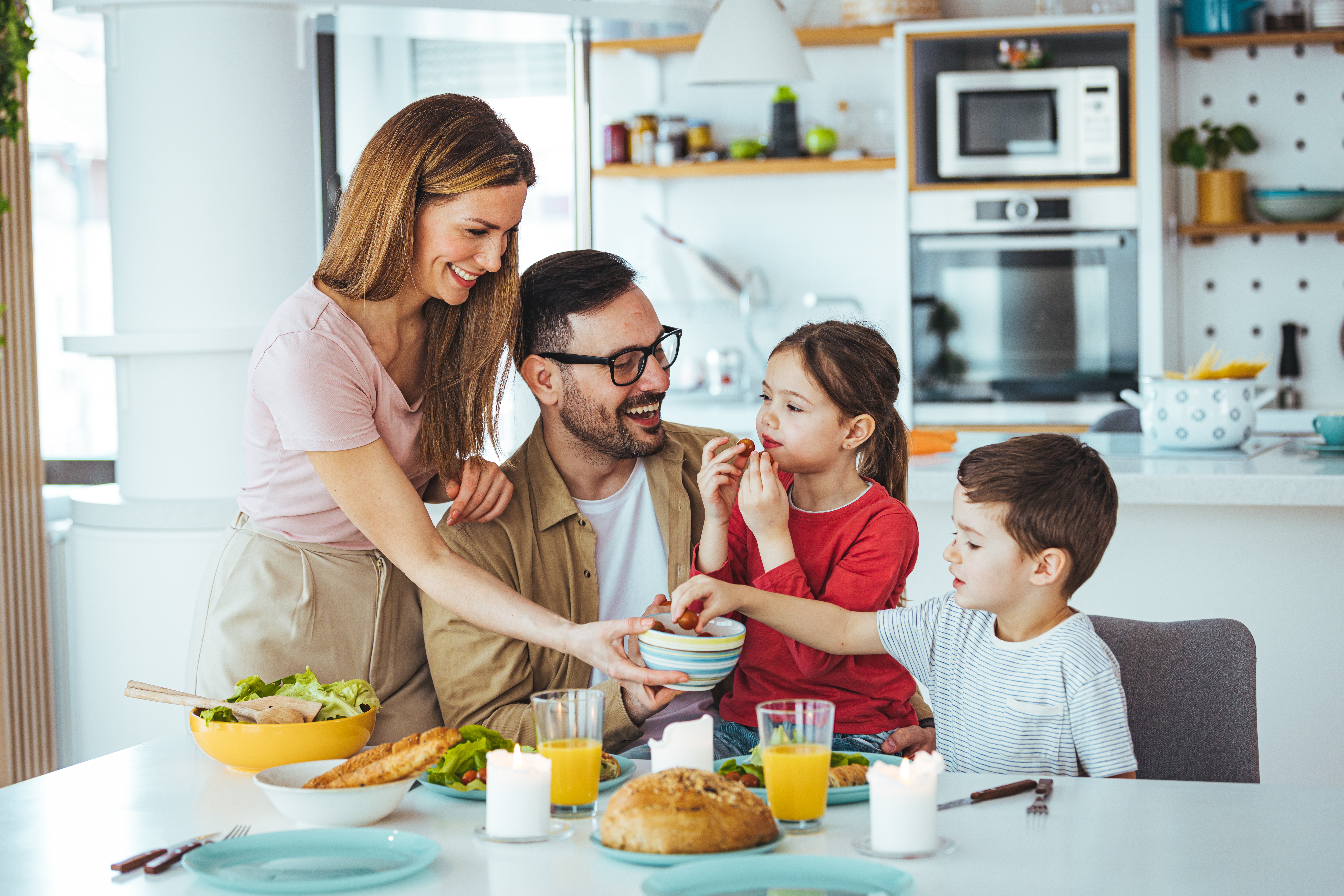 Una familia disfrutando de una comida | Foto: Shutterstock