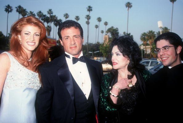 Sylvester Stallone, Angie Everhart, Jaqueline, y Sage en los primeros Premios Anuales Blockbuster Entertainment el 3 de junio de 1995 en Los Ángeles, California | Foto: Getty Images