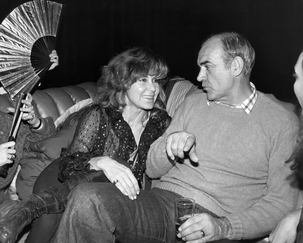 Sean Connery y su esposa Micheline en Studio 54 alrededor de 1979 en la ciudad de Nueva York. | Foto: Getty Images.