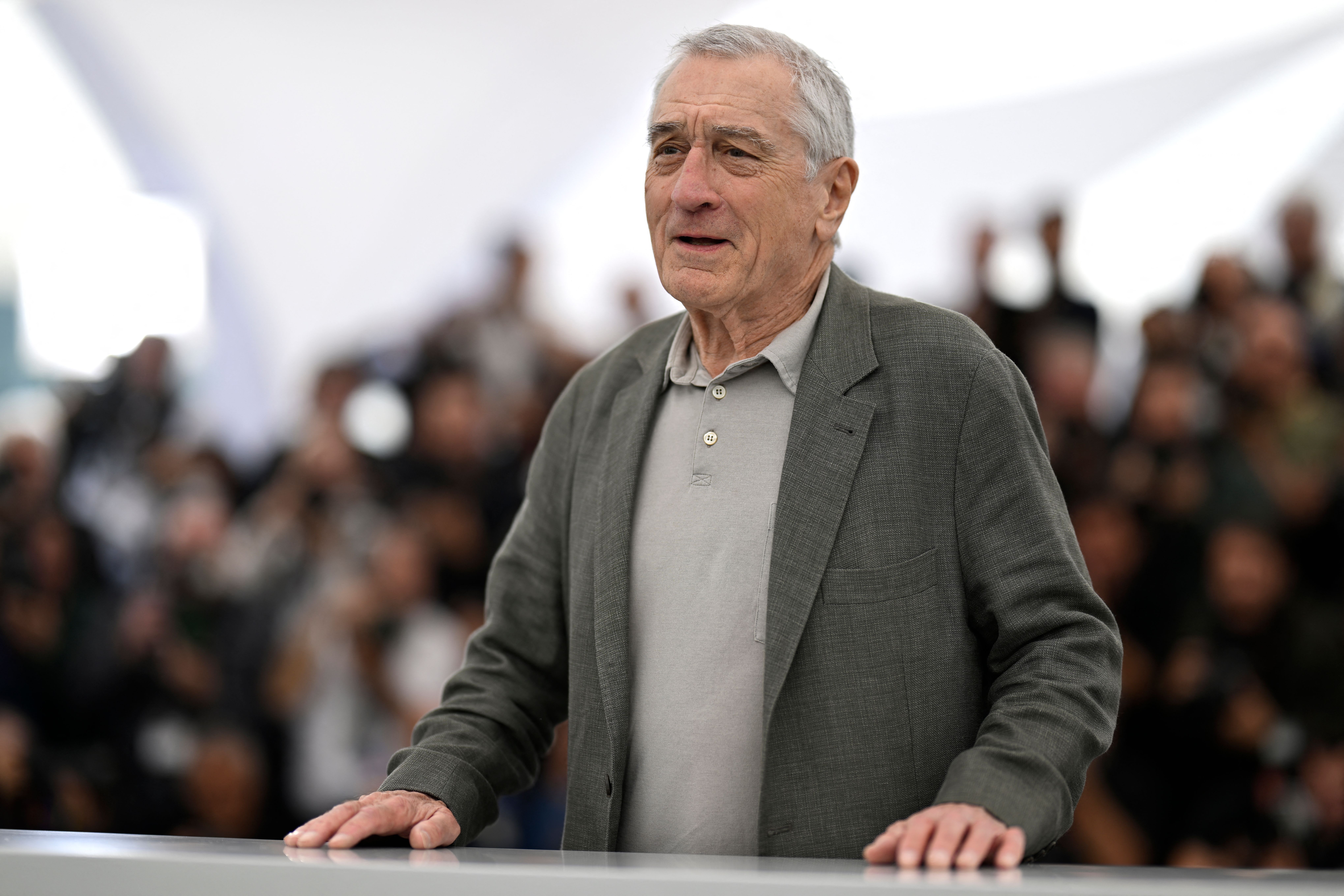 Robert De Niro posa durante un photocall para la película "Killers of the Flower Moon" en la 76ª edición del Festival de Cine de Cannes en Cannes, sur de Francia, el 21 de mayo de 2023 | Fuente: Getty Images