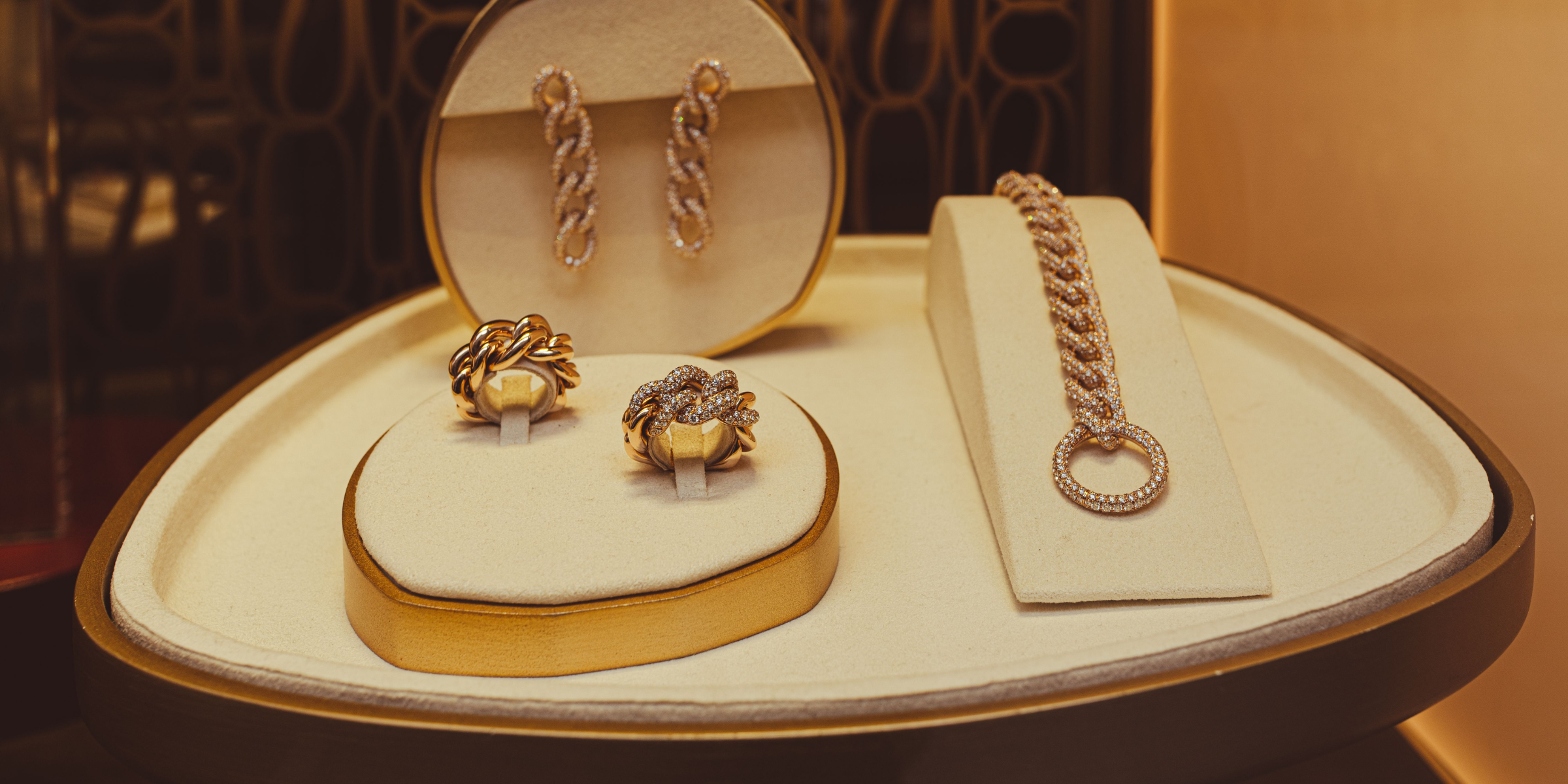 Joyas de oro en una vitrina | Fuente: Pexels