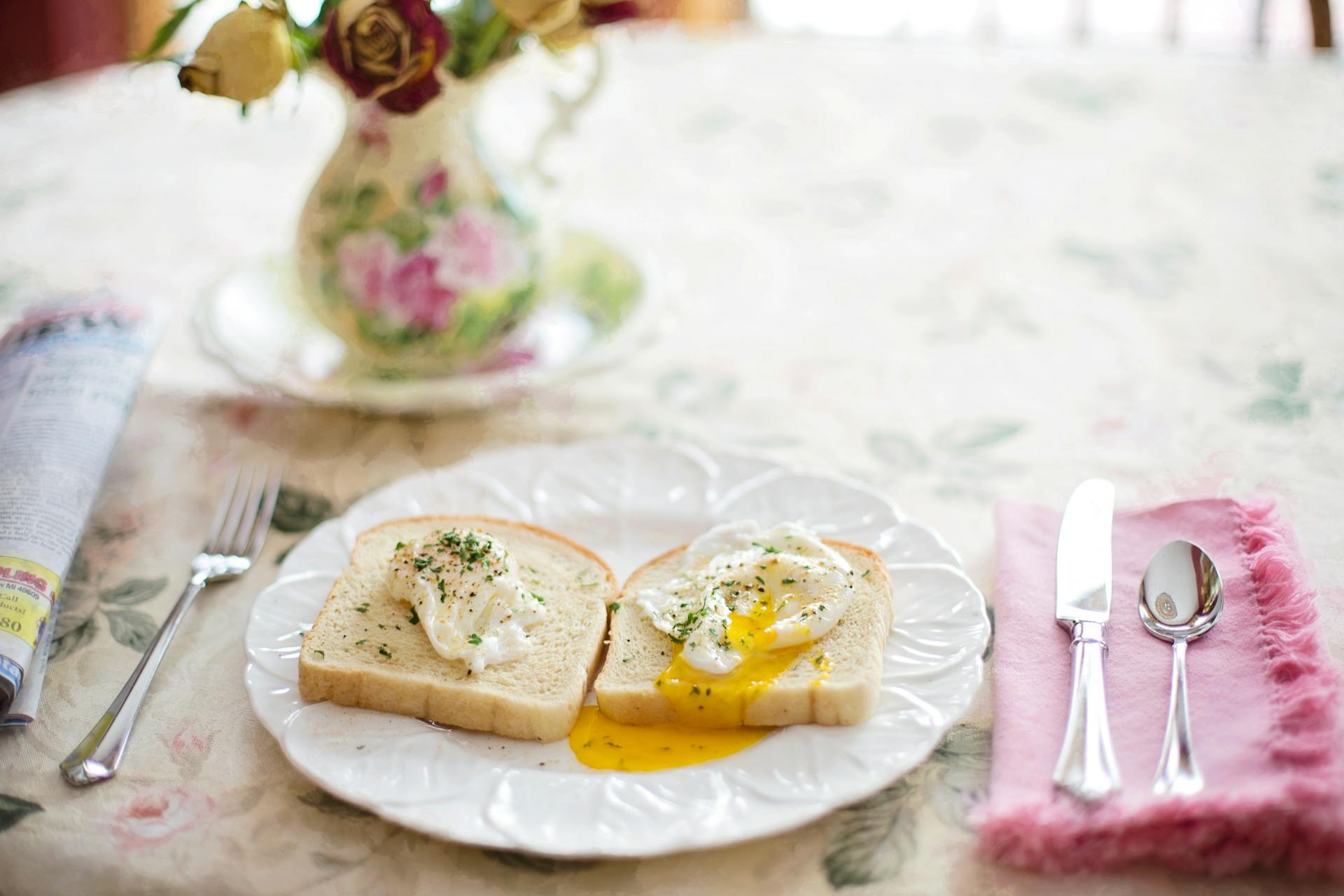 Huevos sobre tostadas en un plato | Fuente: Pexels